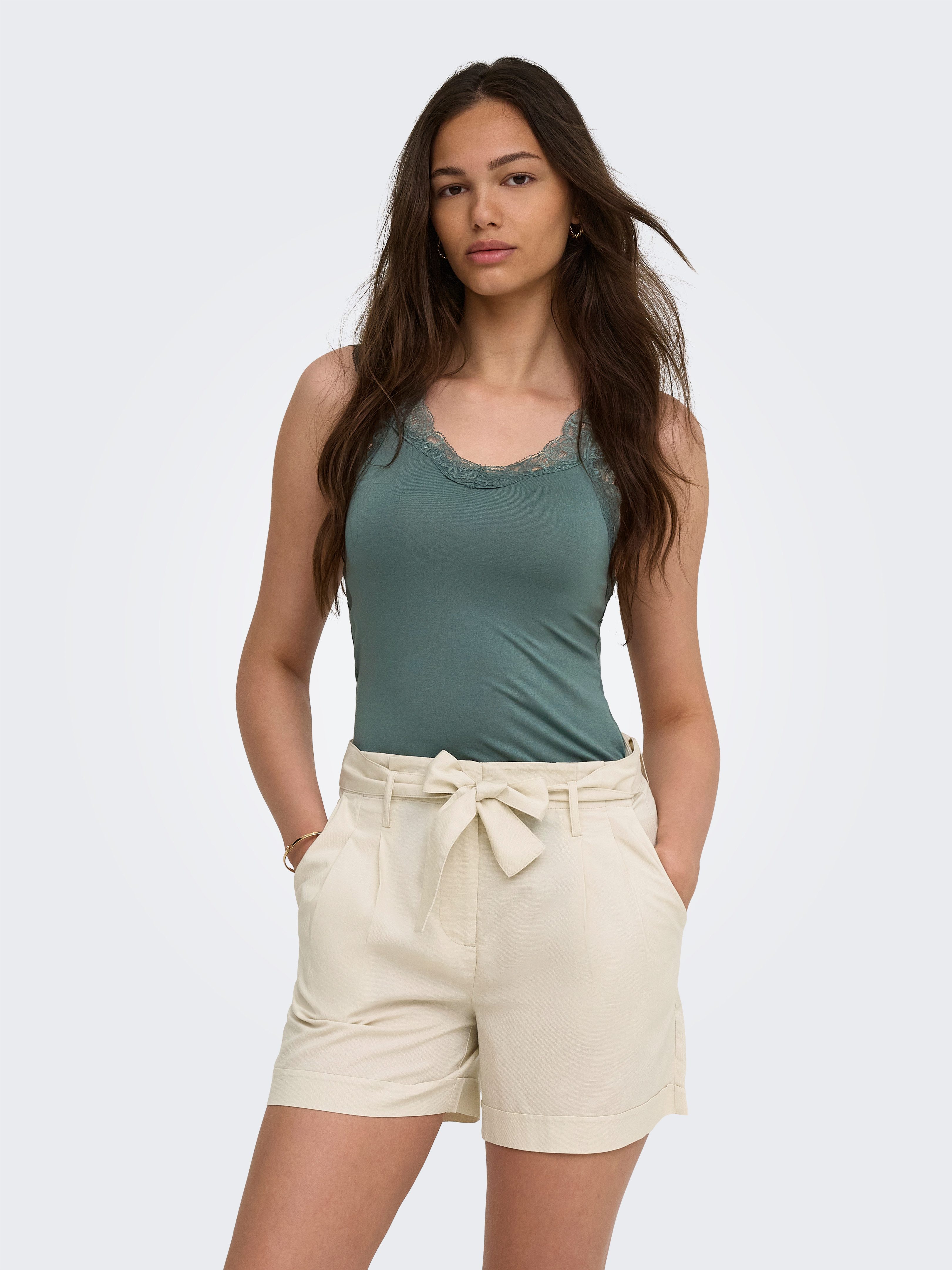 ONLY Spitzentop ONLLUNI TANK TOP WITH LACE DETAIL CS JRS Viskosemischung, regular fit