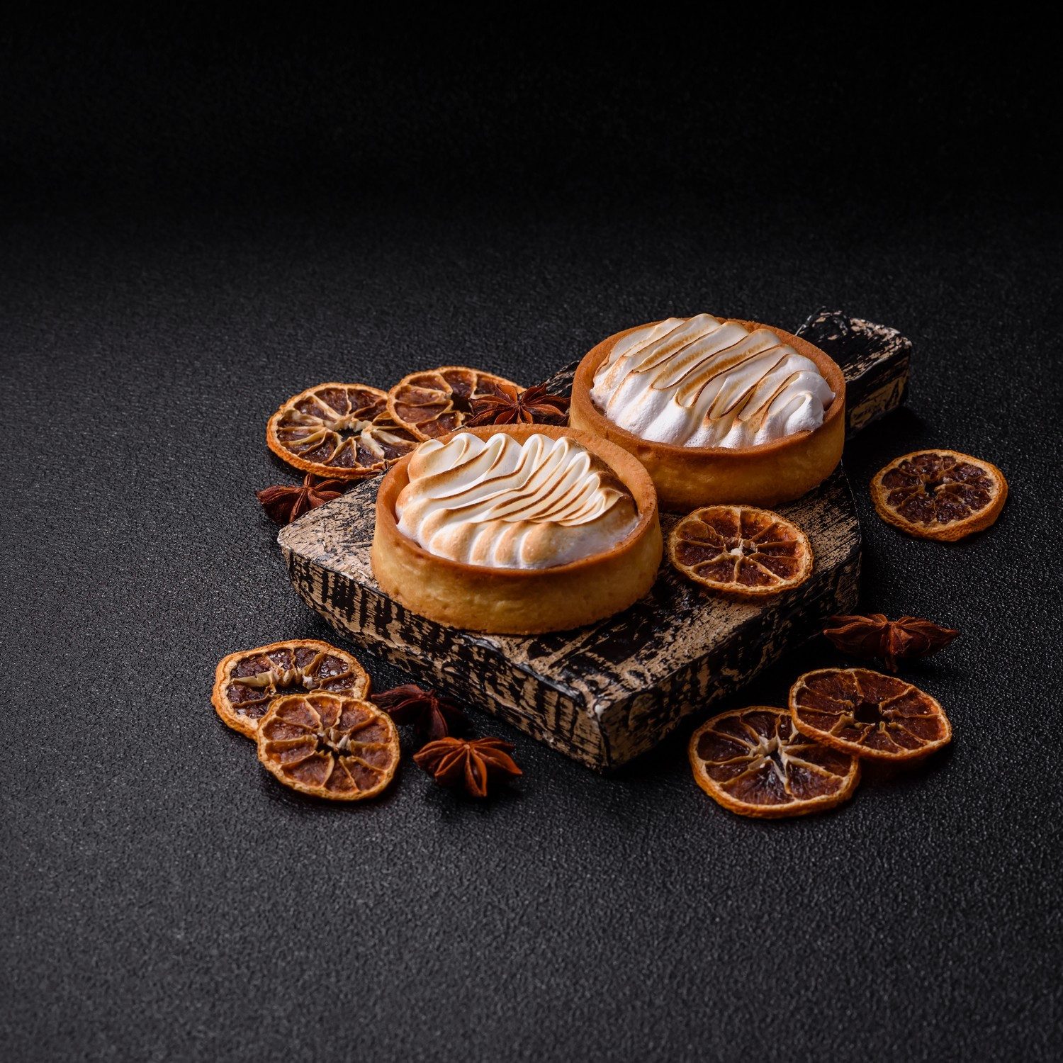 Wallario Möbelfolie Törtchen auf dunkler Bühne