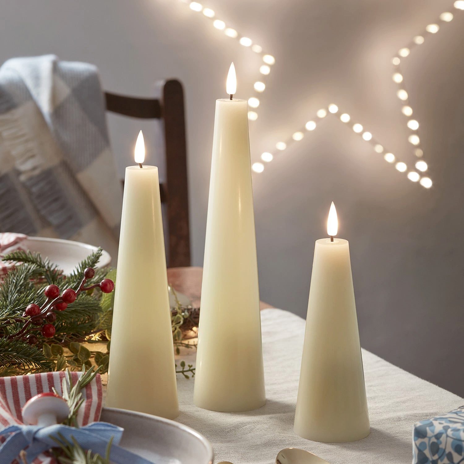 Lights4fun LED-Kerze TruGlow® LED Kerzen Trio Kegelform elfenbeinfarben mit Fernbedienung – Bild 3 von 3