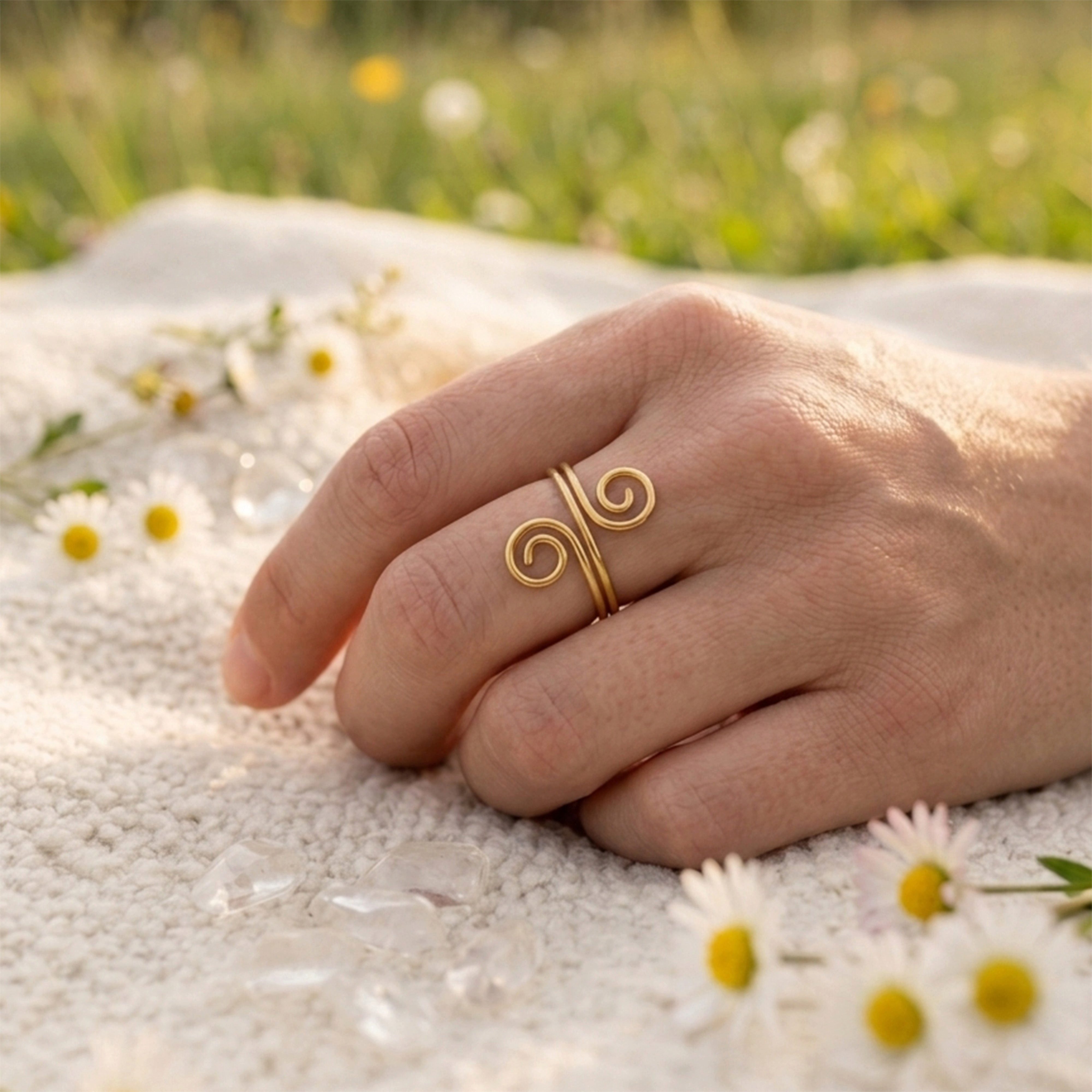 Lebensquelle Plus Fingerring Verschnörkelter Edelstahl-Ring – 18k vergoldet, verstellbar Unisex