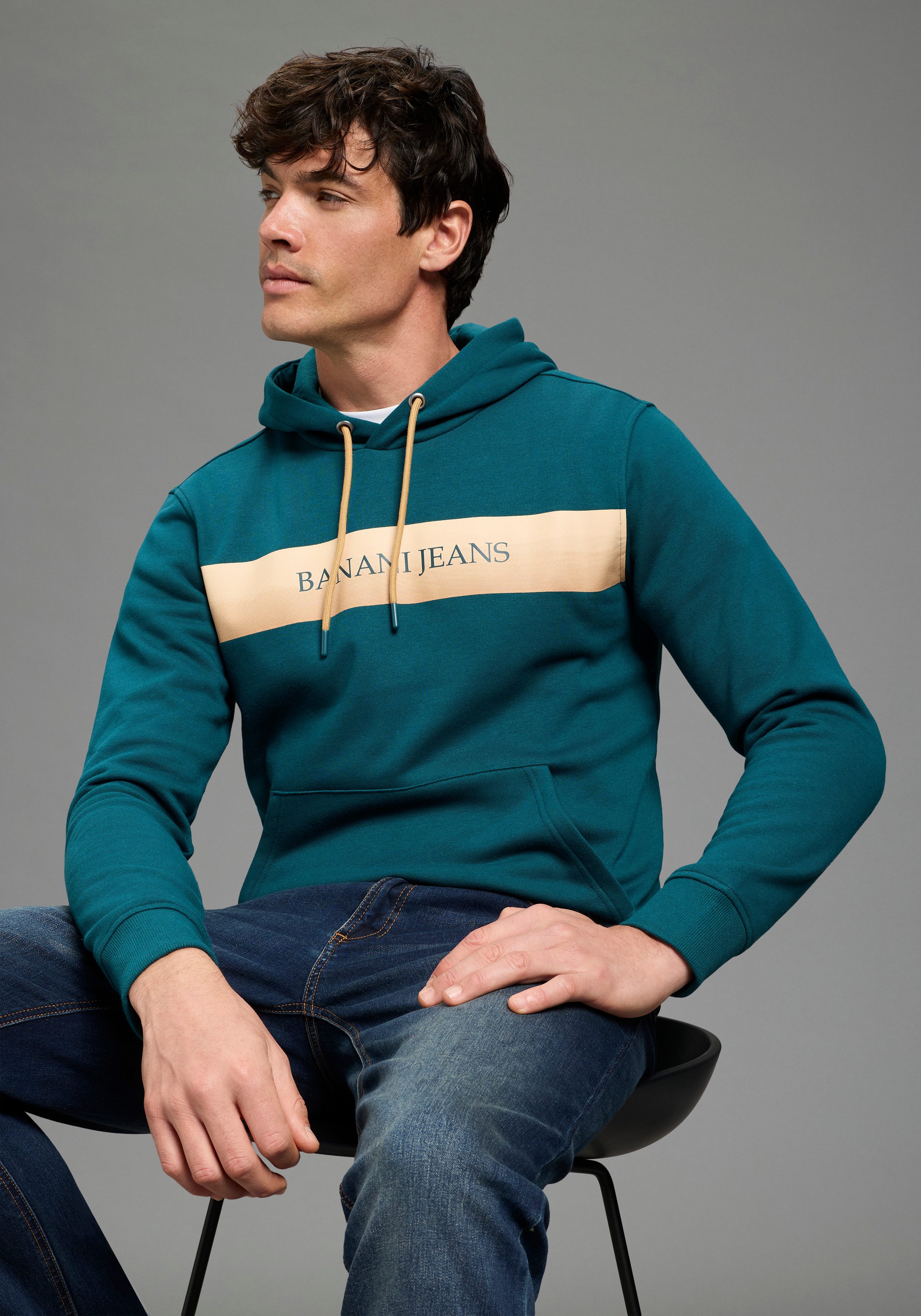 Bruno Banani Kapuzensweatshirt mit Kapuze und Kordelzügen, mit Kängurutasche, schmale Passform. € 29,99, (€ 29,99 pro 1 Stk).
