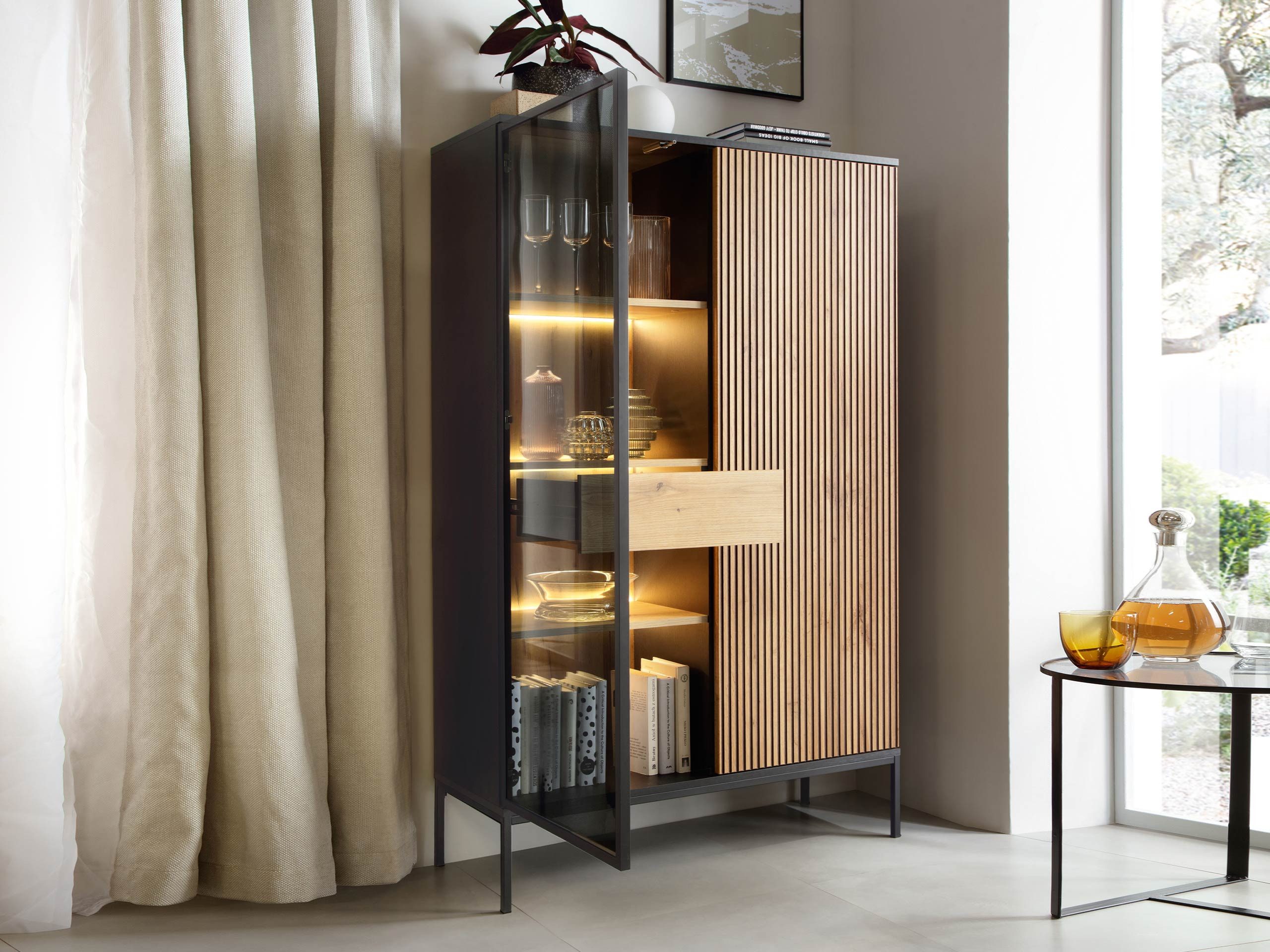 MIRJAN24 Vitrine Sento WTSZ104 (mit 2-Drehtüren und Schublade) mit LED-Beleuchtung, Untergestell aus Metall