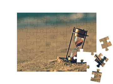 puzzleYOU Puzzle Sanduhr auf einer Sanddüne am Strand, 48 Puzzleteile, puzzleYOU-Kollektionen Uhren
