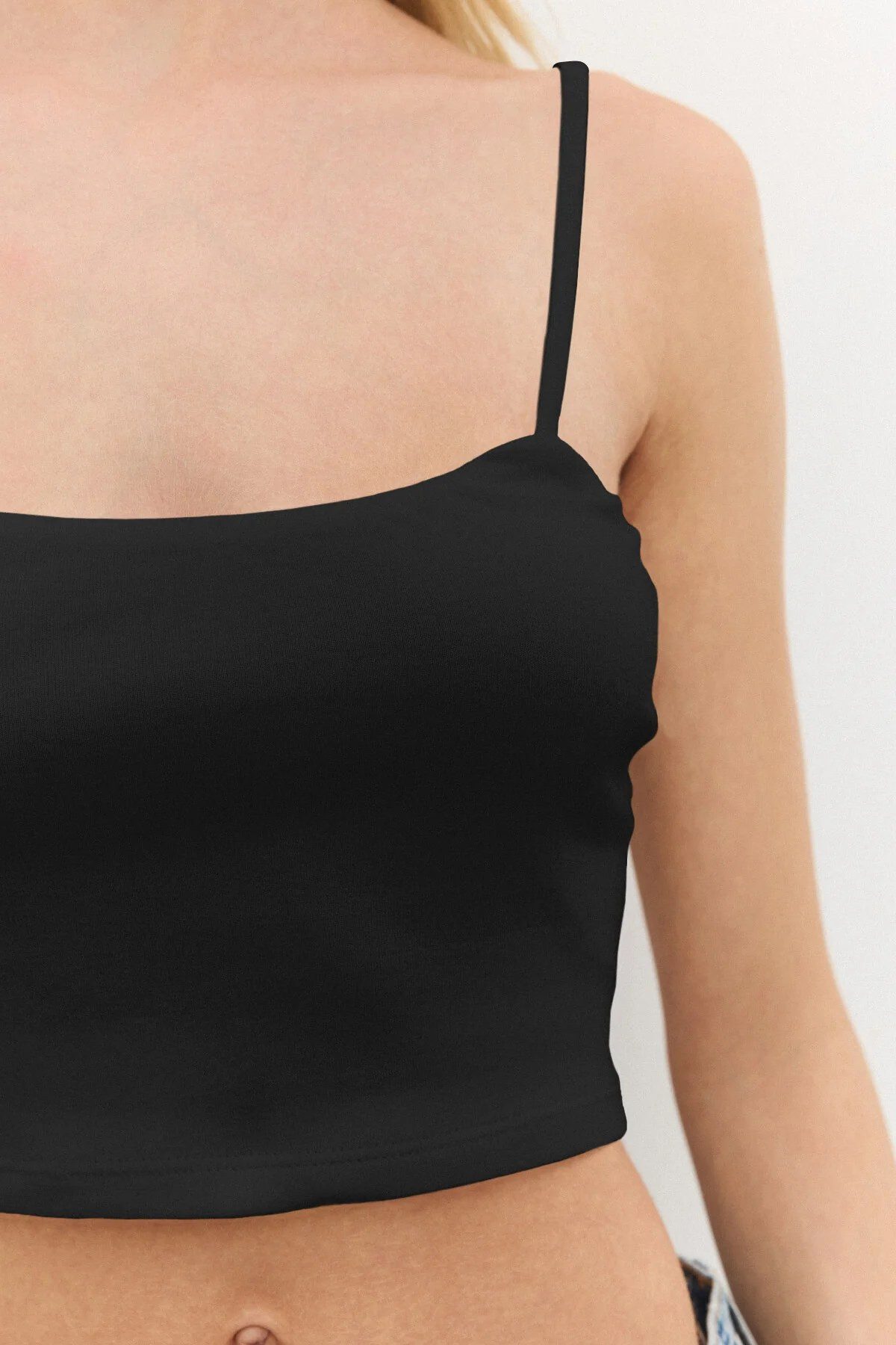 No Matter What T-Shirt Crop-Top mit eckigem Ausschnitt und dünnen Trägern – Bild 3 von 4