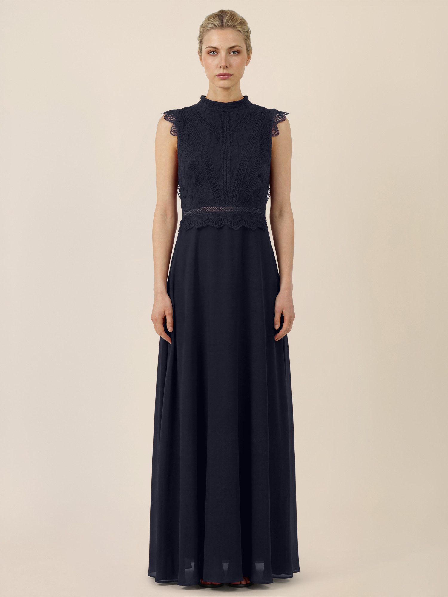 Apart Abendkleid mit Häkelspitze und Stehkragen