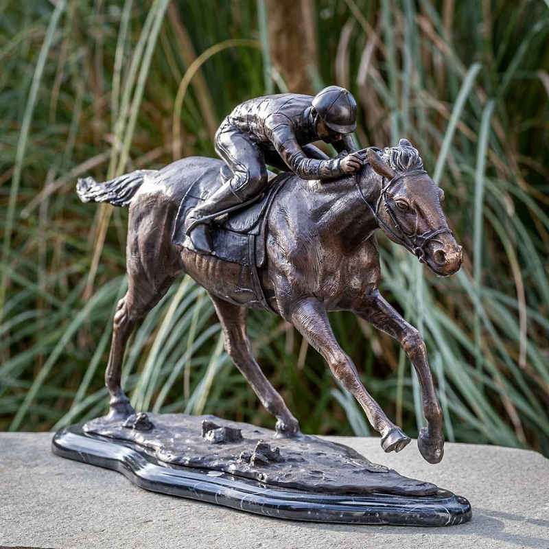 IDYL Dekofigur »IDYL Bronze-Skulptur Jockey auf Pferd«, Bronze – sehr robust – Langlebig – witterungsbeständig gegen Frost, Regen und UV-Strahlung. Die Modelle werden in Wachsausschmelzverfahren in Bronze gegossen und von Hand patiniert.