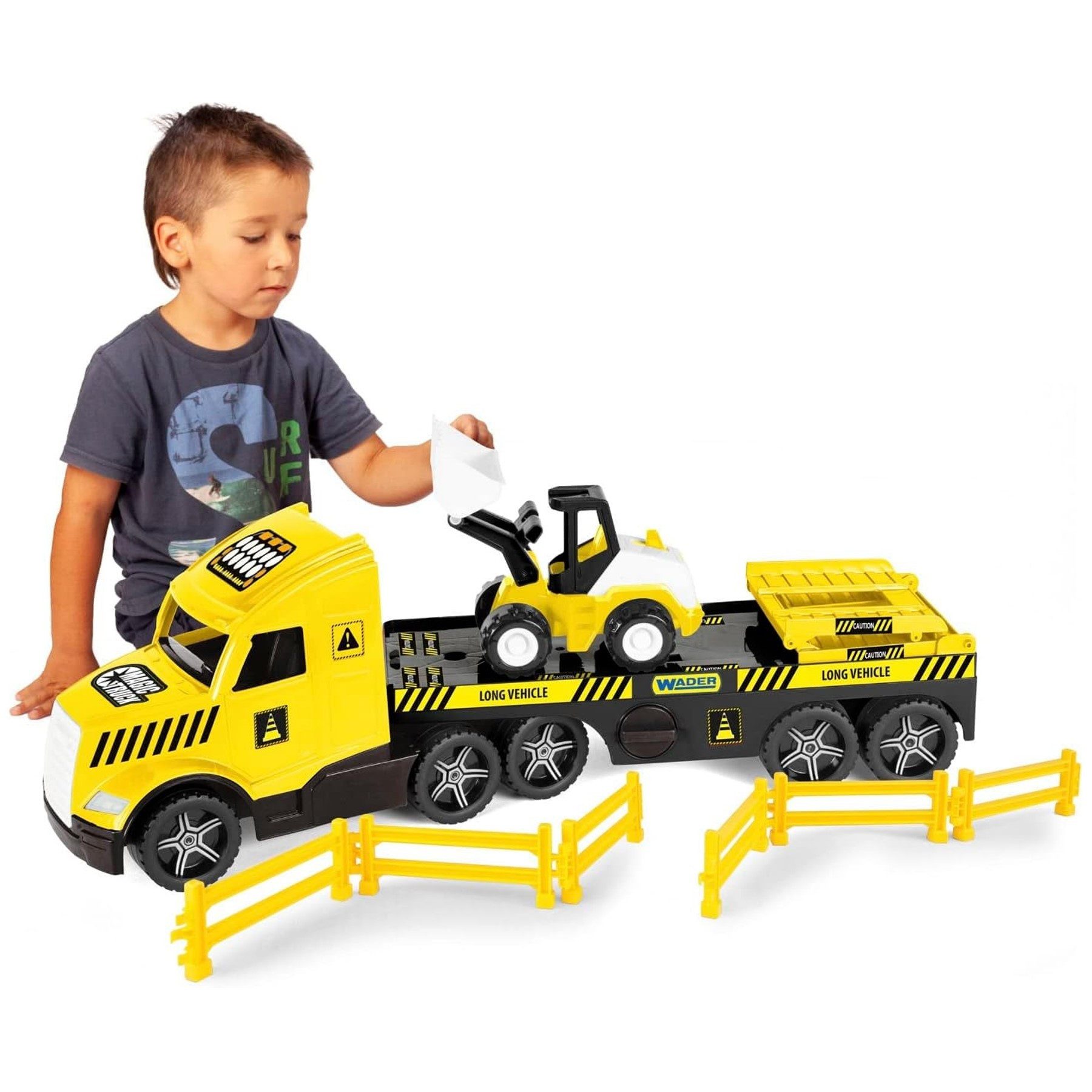 Wader Wozniak Spielzeug-Baumaschine Magic Truck Tieflader mit Radlader, Bau Transportfahrzeug, (Set mit im Dunkeln leuchtenden Scheinwerfern, 8-tlg., 2 Baufahrzeuge für Sandkasten und Kinderzimmer), incl. Bagger Baufahrzeug und Absperrzaun