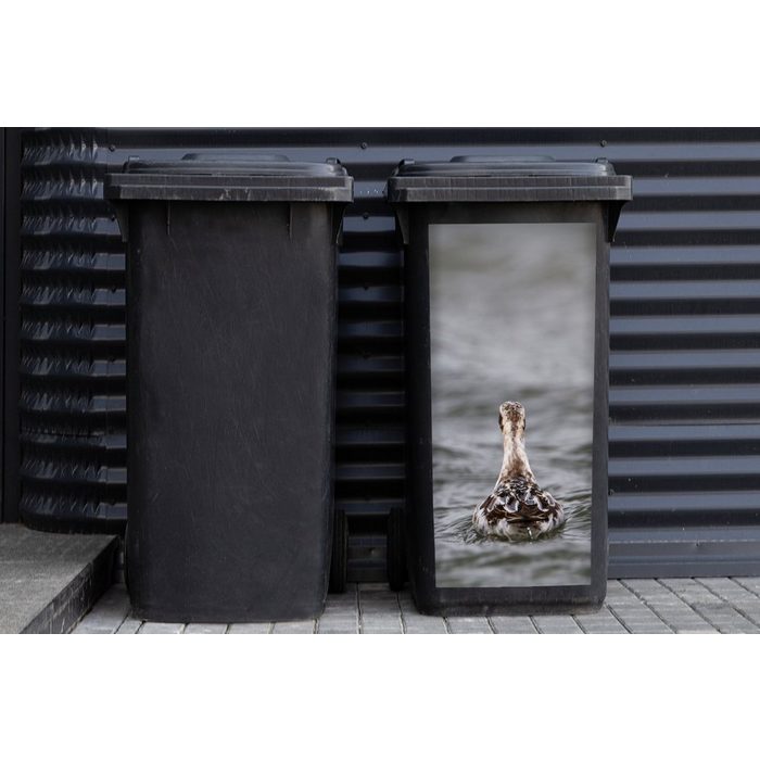 MuchoWow Wandsticker Eine schöne Graugans von hinten im Wasser gesehen (1 St) Mülleimer-aufkleber Mülltonne Sticker Container Abfalbehälter