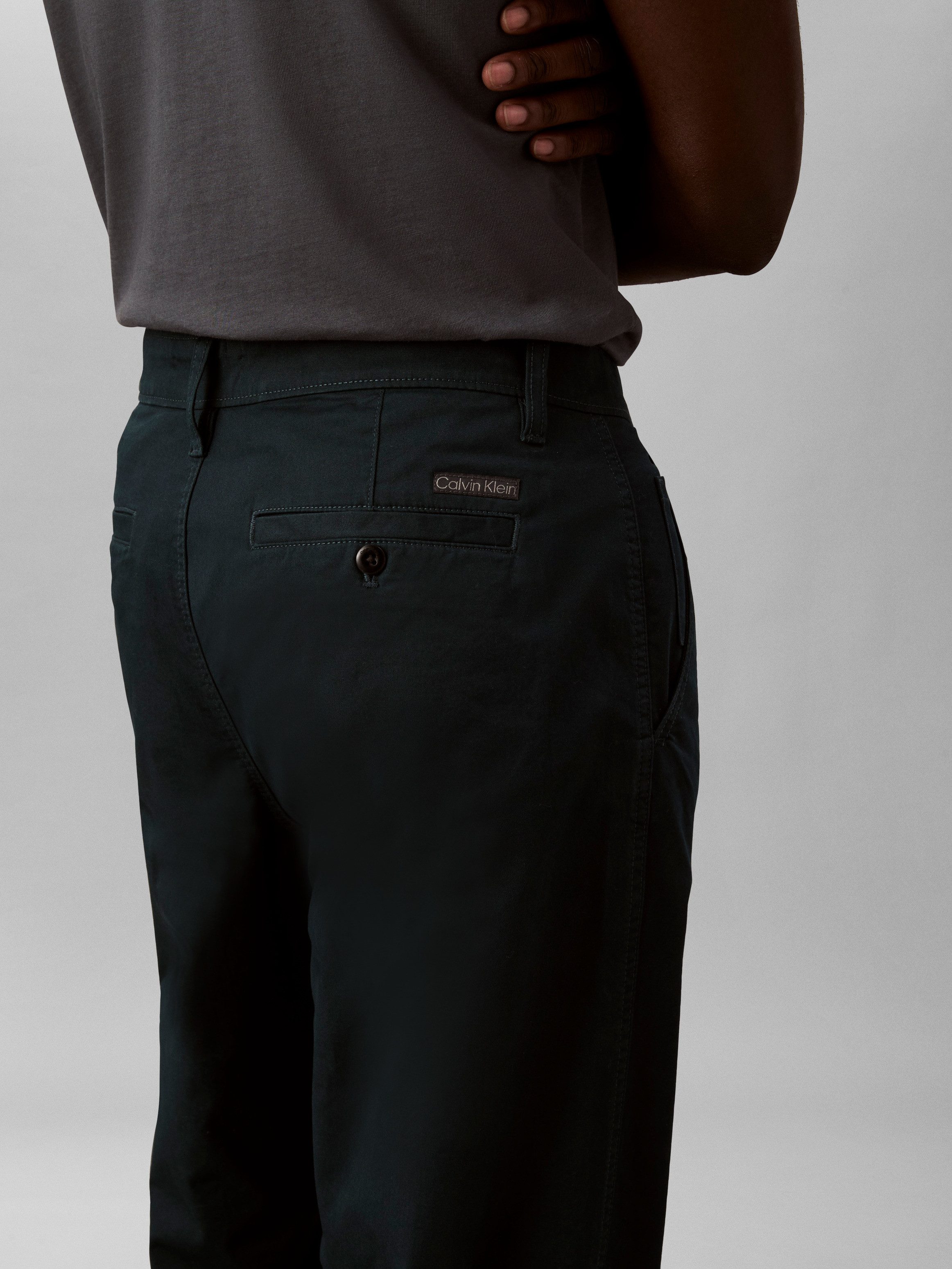 Calvin Klein Jeans Chinohose gerade Passform im 90er-Jahre-Look – Bild 4 von 5