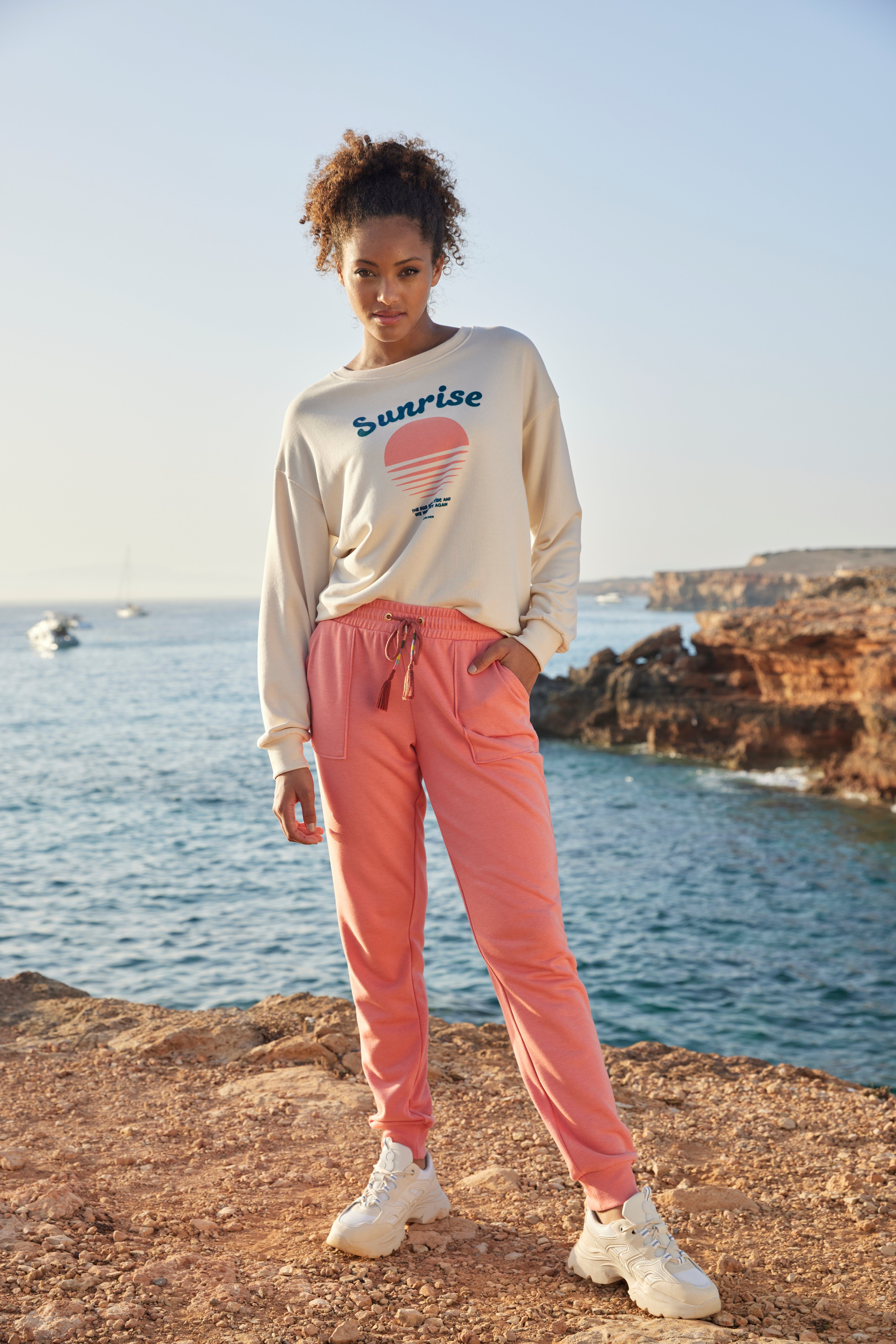 Vivance Sweater mit schönem Frontprint, Loungewear