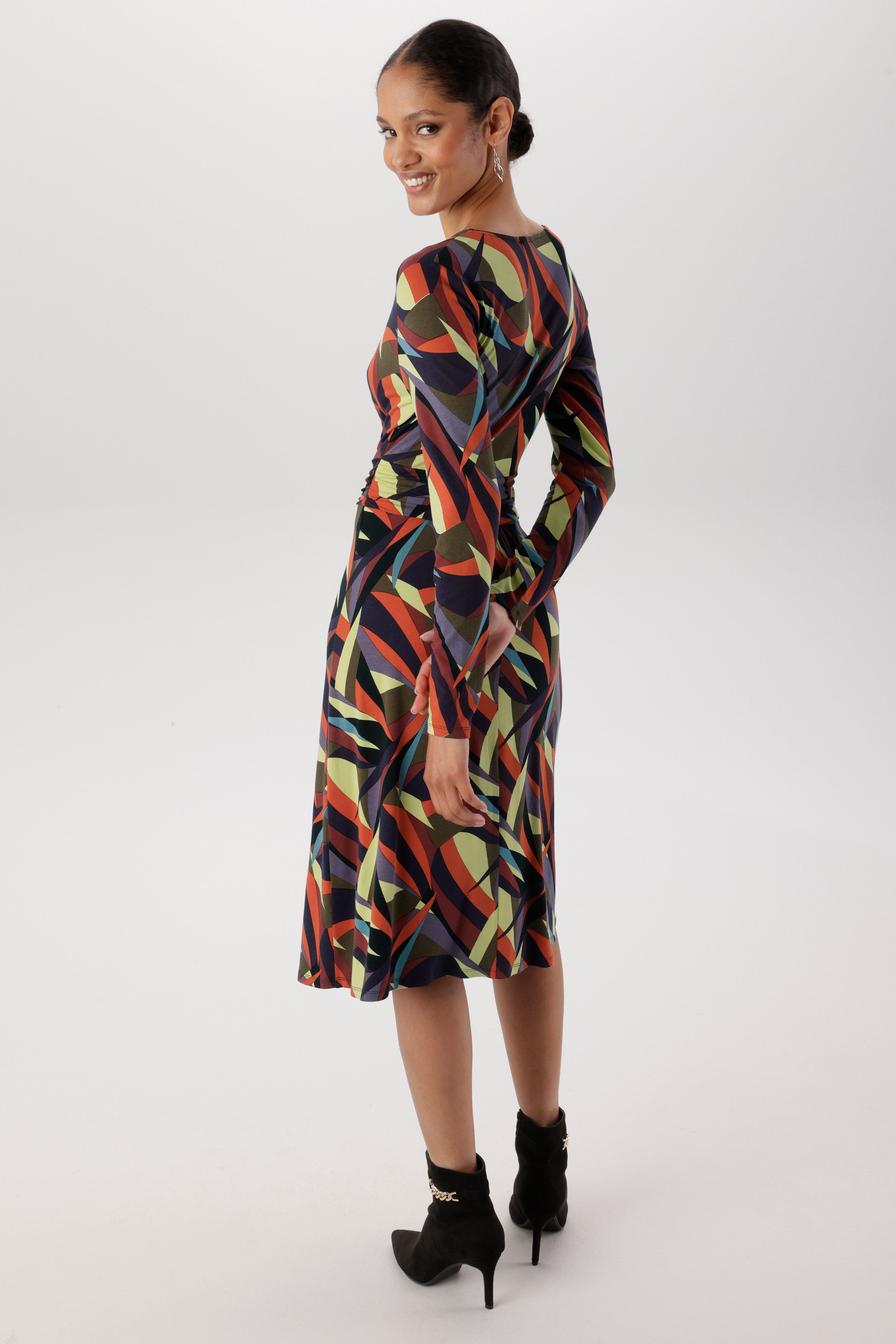 Aniston SELECTED Jerseykleid V-Ausschnitt mit raffinierter Wickeloptik - NEUE KOLLEKTION – Bild 3 von 5
