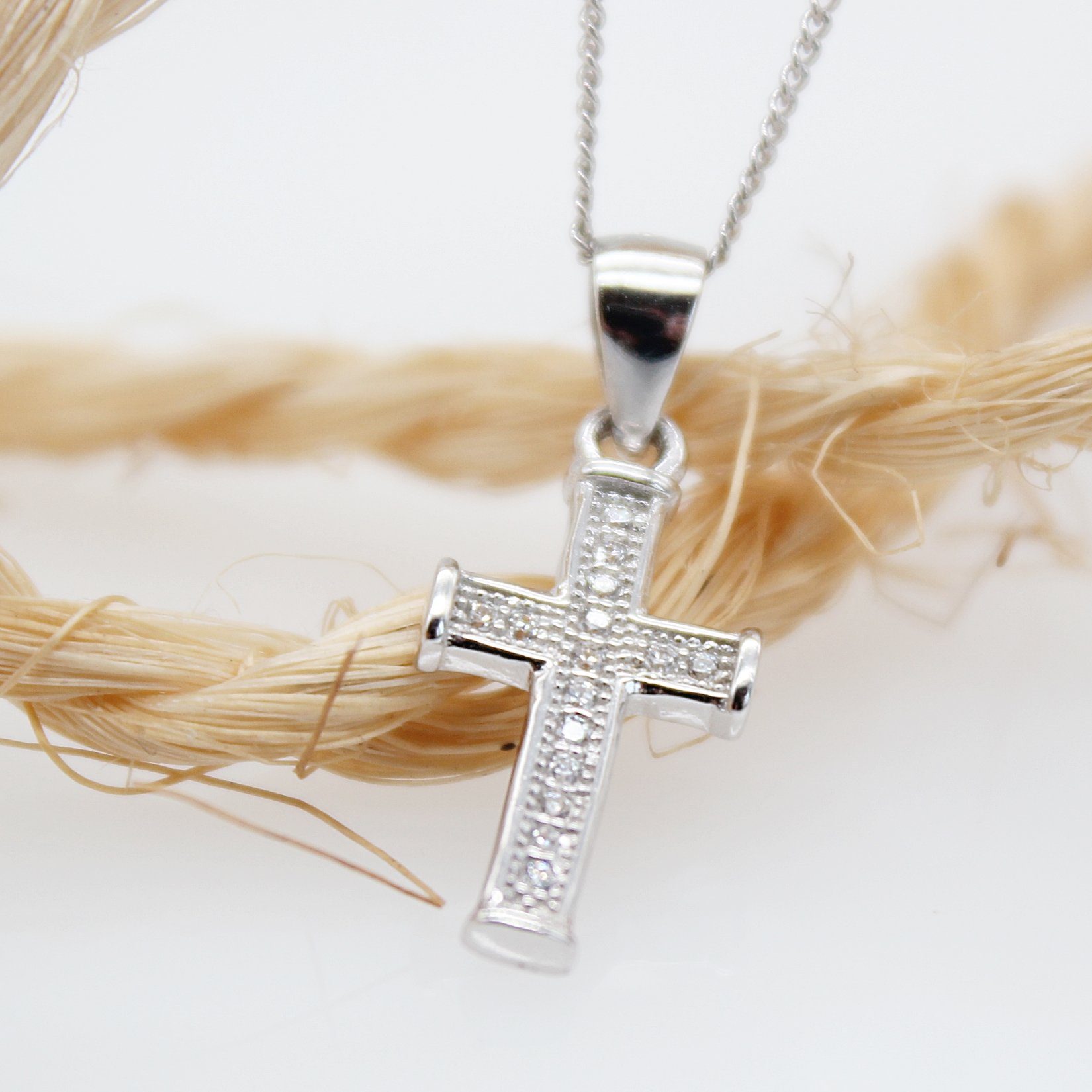 ELLAWIL Silberkette Damen Kette mit Kreuz Anhänger Halskette Schmuck  Ankerkette Jesuskreuz (Kettenlänge 50 cm, Sterling Silber 925), inklusive  Geschenkschachtel