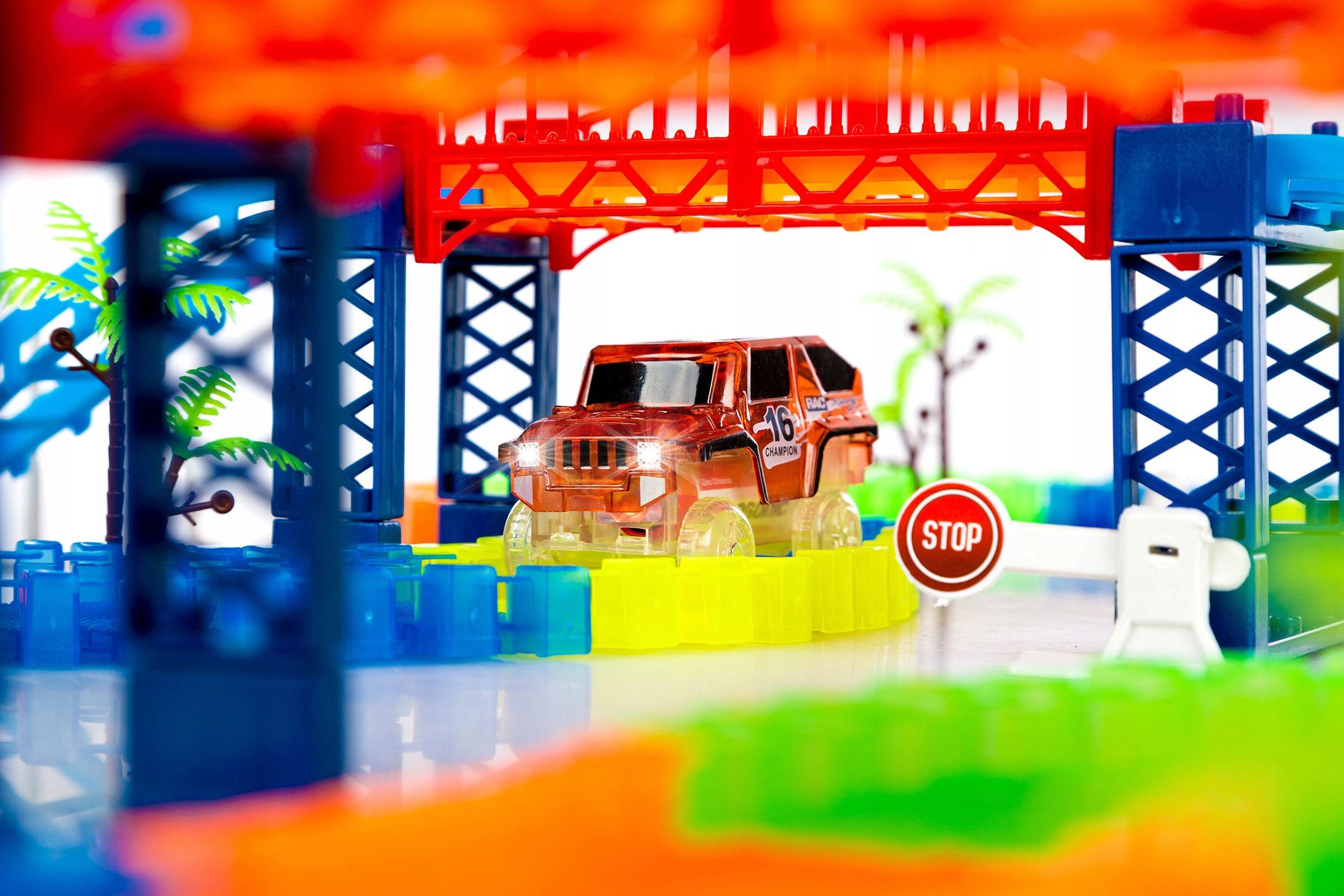kinderplay Autorennbahn Leuchtender Rennbahn Track – Flexibel biegsam – Spielspaß für Kinder –