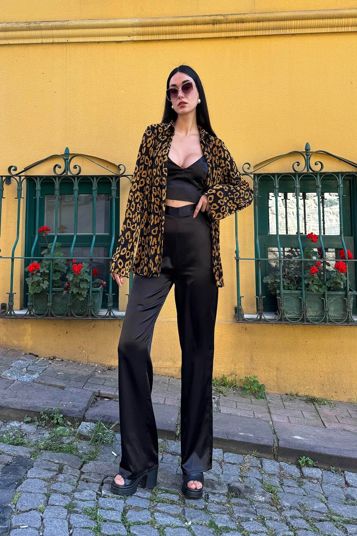 For You Moda Blusentop 3-teiliges Satin-Leopardenmuster Bustier-Hose Schwarz Set