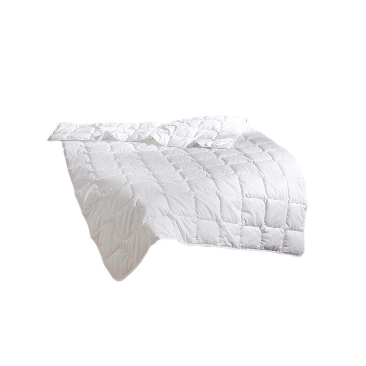 TRAUMSCHLAF Kunstfaserbettdecke Thinsulate leicht, Füllung: 100% Polyester, Bezug: 100% Baumwolle, sehr guter Feuchtigkeitstransport. Reduzierter Preis € 89,99. Unverbindliche Preisempfehlung € 149,99, (€ 89,99 pro 1 Stk)