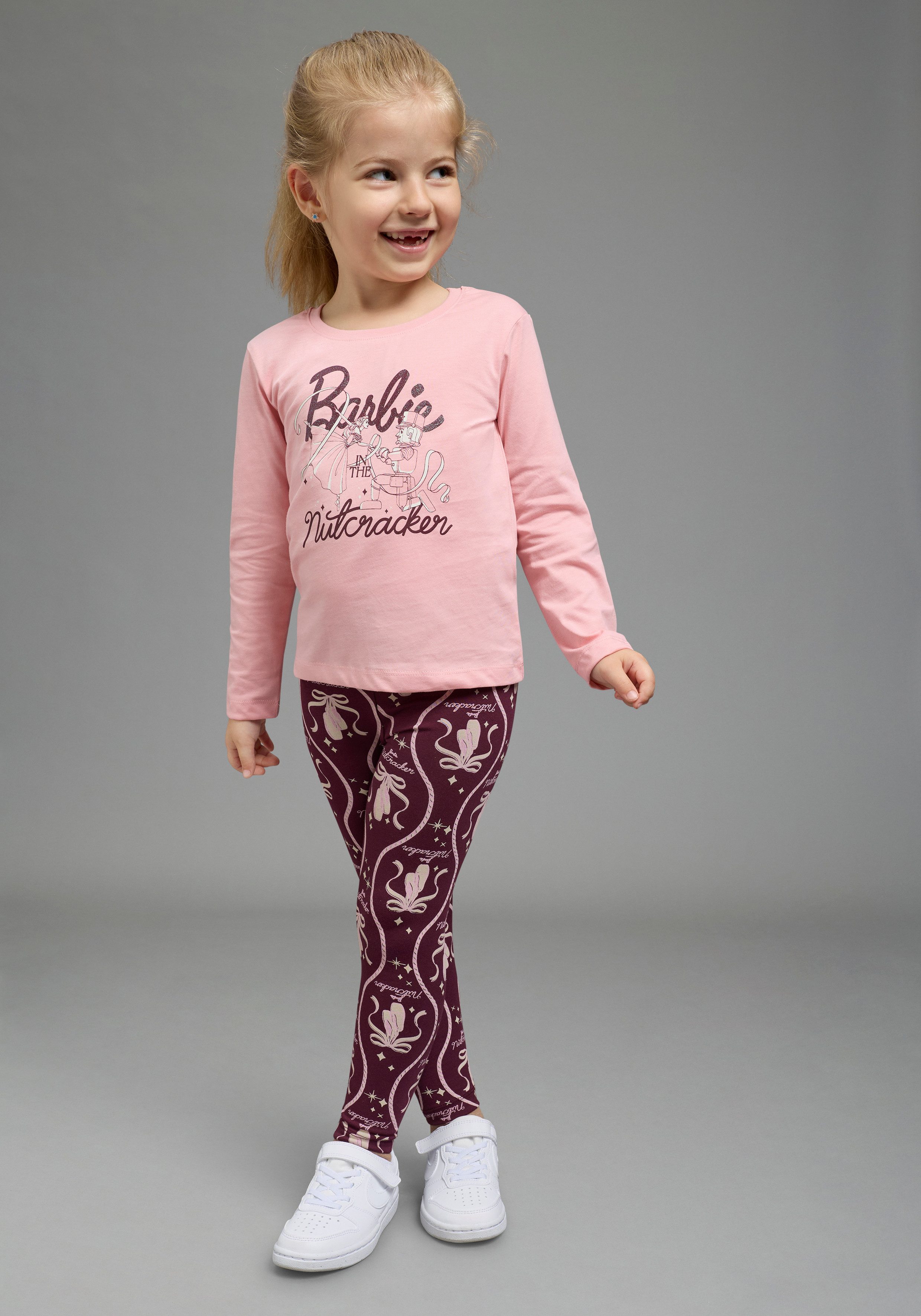KIDSWORLD Leggings BARBIE Allover-Leggings, Mattel BARBIE Leggings, extra-eng geschnitten, für Mädchen, mit Allover-Druck – Bild 4 von 5