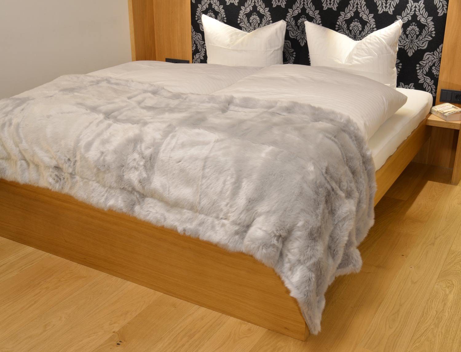 Wohnen und Accessoires GmbH & Co. KG Bettüberwurf Fellbettschal (Kunstfell) Bettschal "Zobel Silber-Grau" - Premium superfein, Felloptik