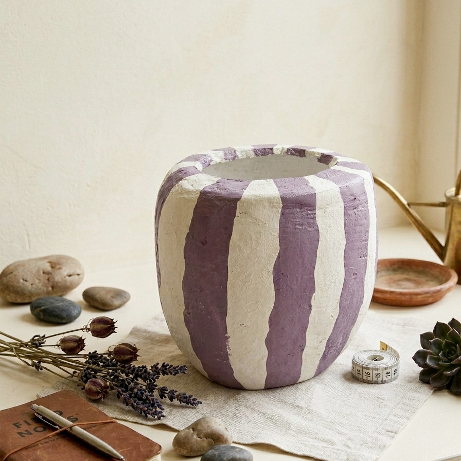 Macosa Home Dekovase Lila Weiß oval Handarbeit aus Pappmaché 15 cm (Geschenkidee Tischvase modern, 1 St., Tischdeko Wohnaccessoire Boho Landhaus), Vase modern gestreift Blumenvase für Trockenblumen