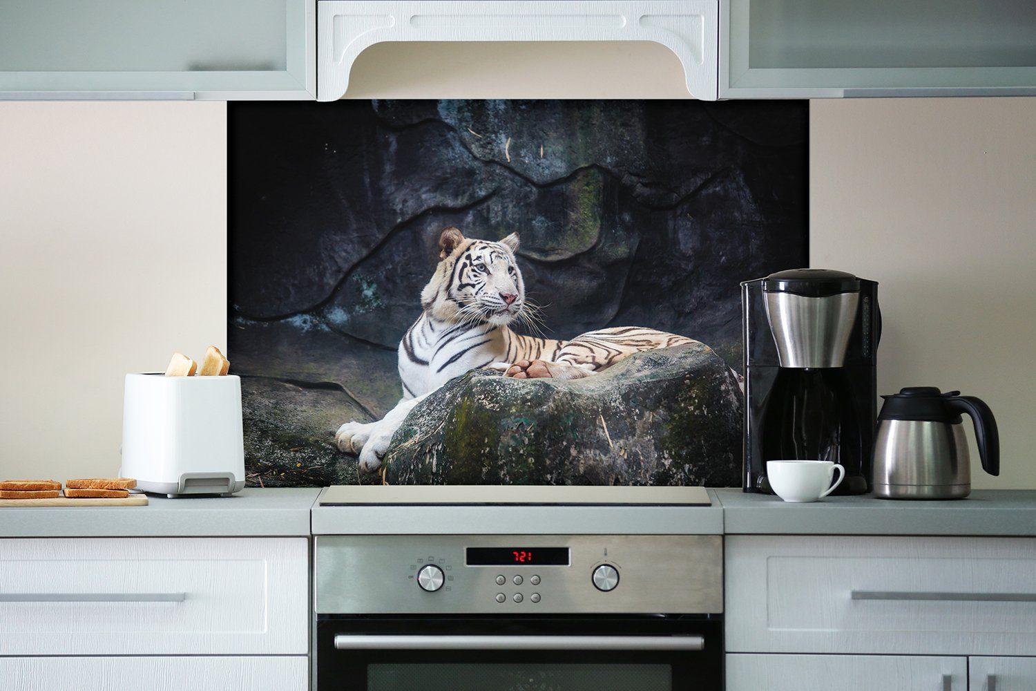 einem Felsen, Wallario Tiger auf (1-tlg) Küchenrückwand Weißer