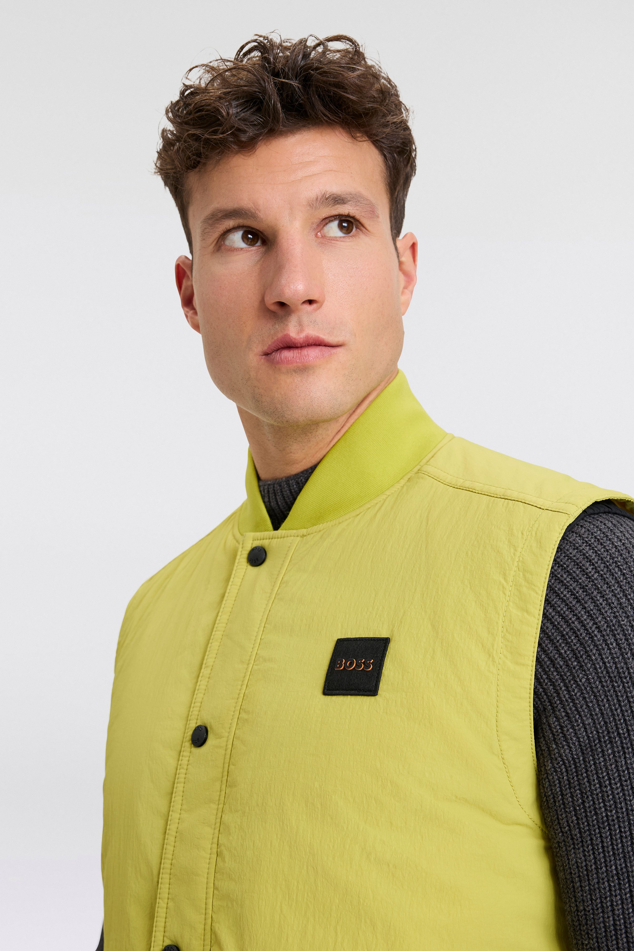 BOSS ORANGE Kurzweste Ocomo mit Markenlabel