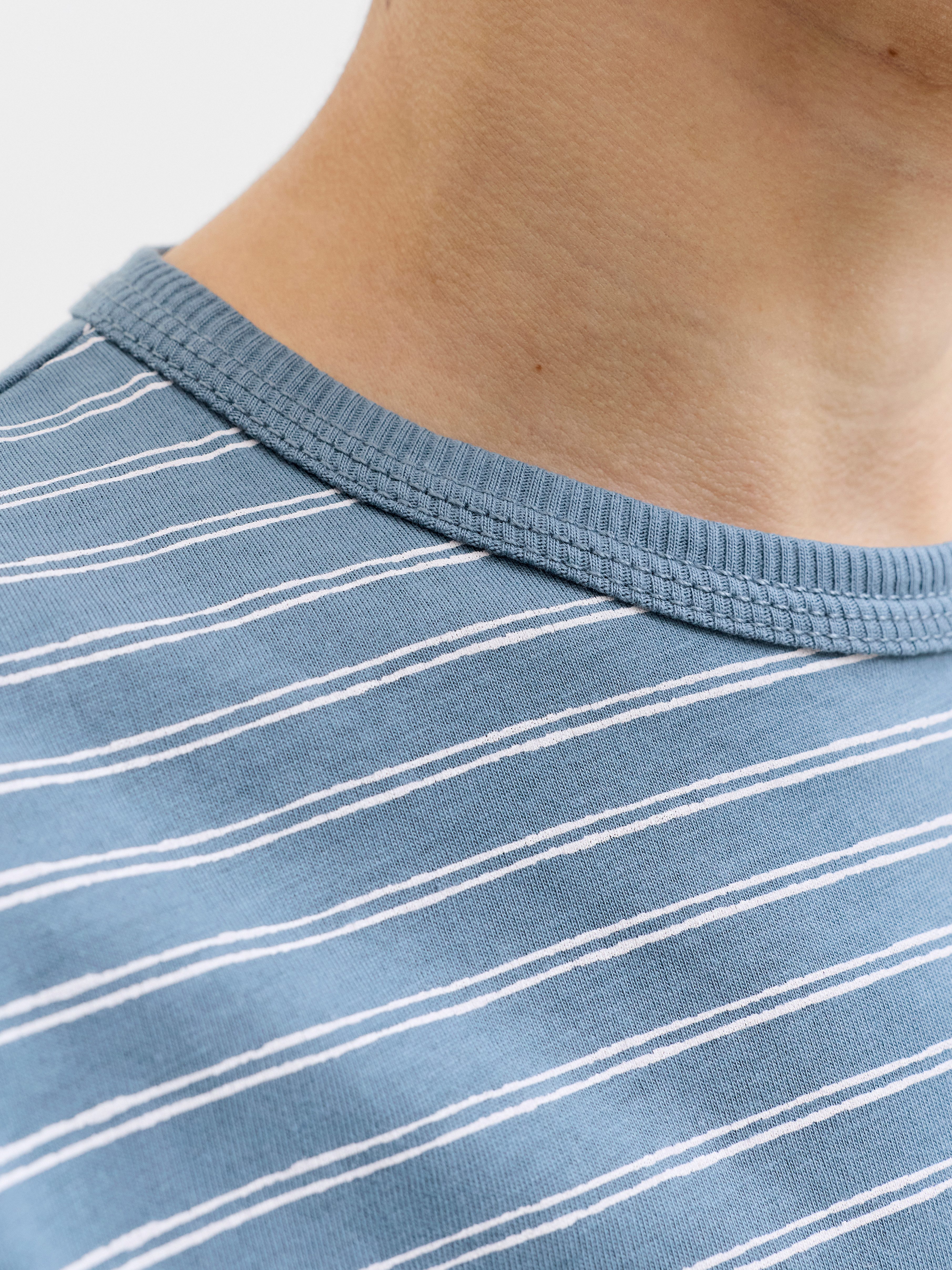 Jack & Jones Junior T-Shirt JJDEVIN DAYTONA STRIPED TEE SS CN JNR mit dezenter Logostickerei – Bild 3 von 5