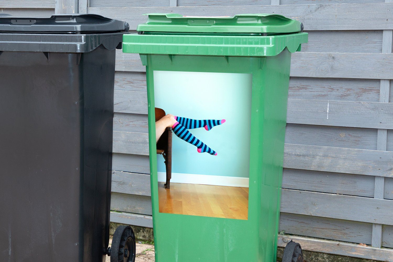 MuchoWow Wandsticker Mülleimer-aufkleber, Sticker, Socken mit Container, (1 Mülltonne, gestreiften St), Abfalbehälter Frau