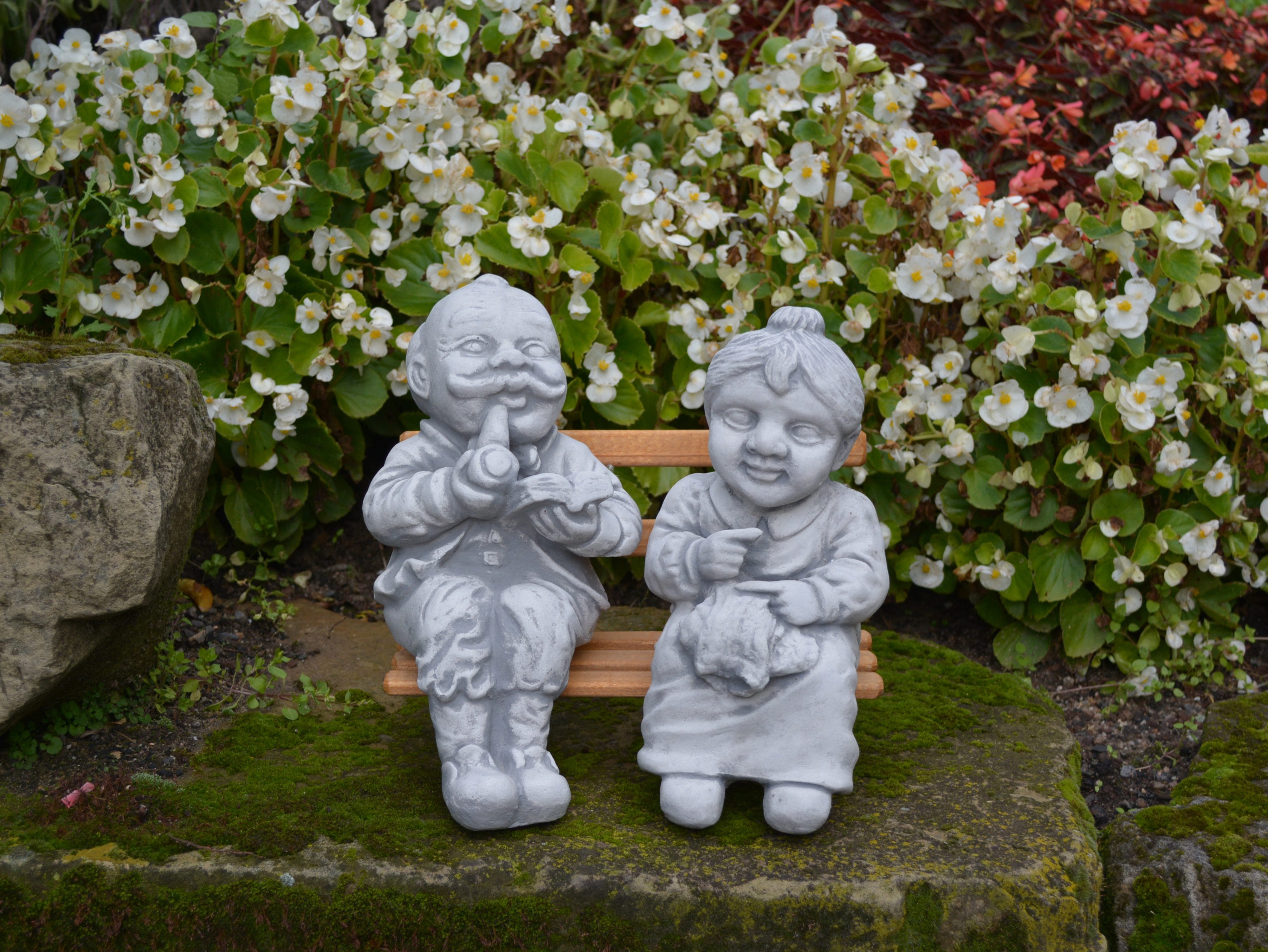 gartendekoparadies.de Gartenfigur Opa und Oma auf Einer Bank im Garten, H. 25 cm, 6 kg, Frostsicher