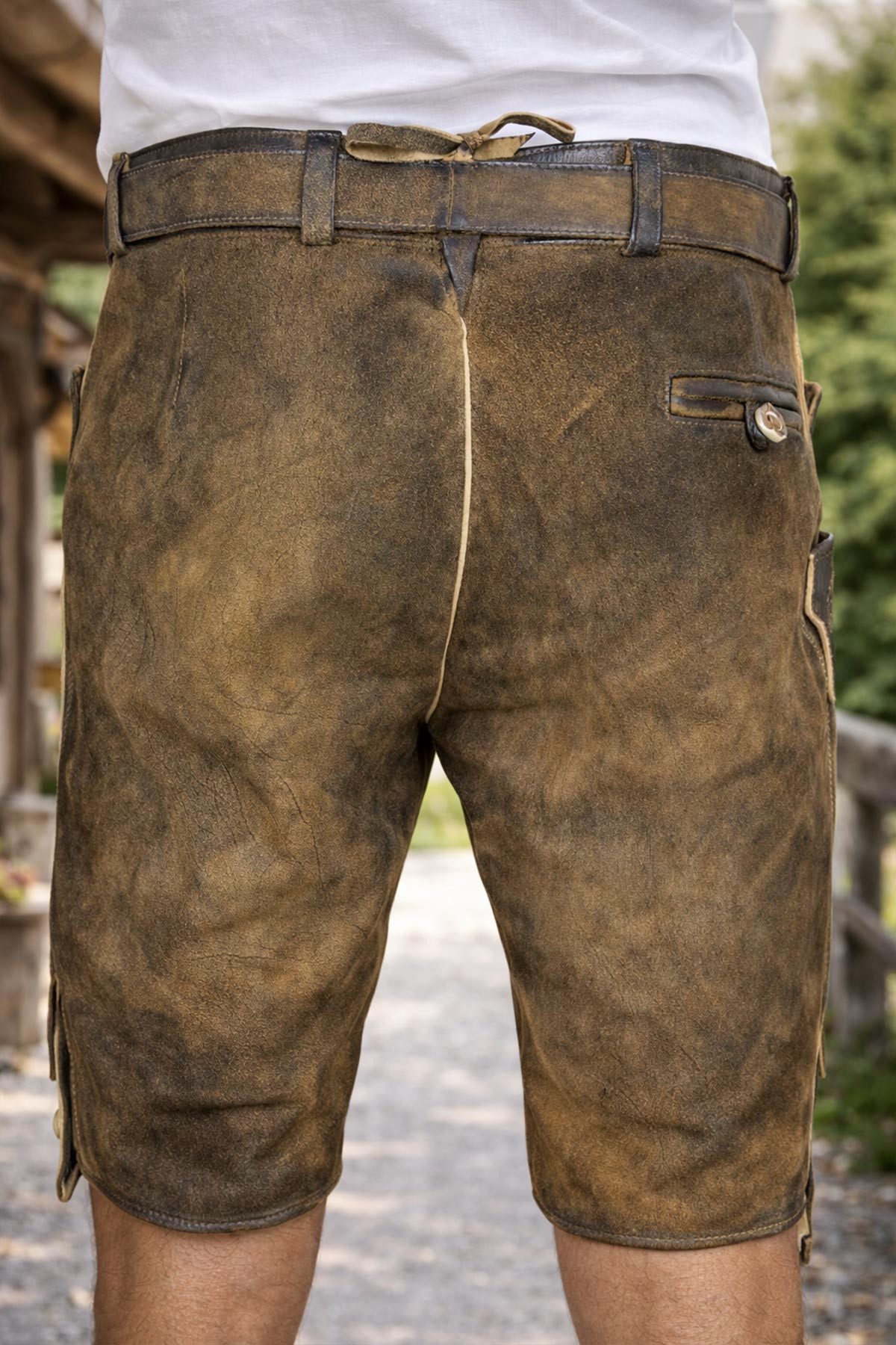 Maddox Trachtenlederhose MADDOX Kurze Lederhose 'Endorf' mit Gürtel und Hir