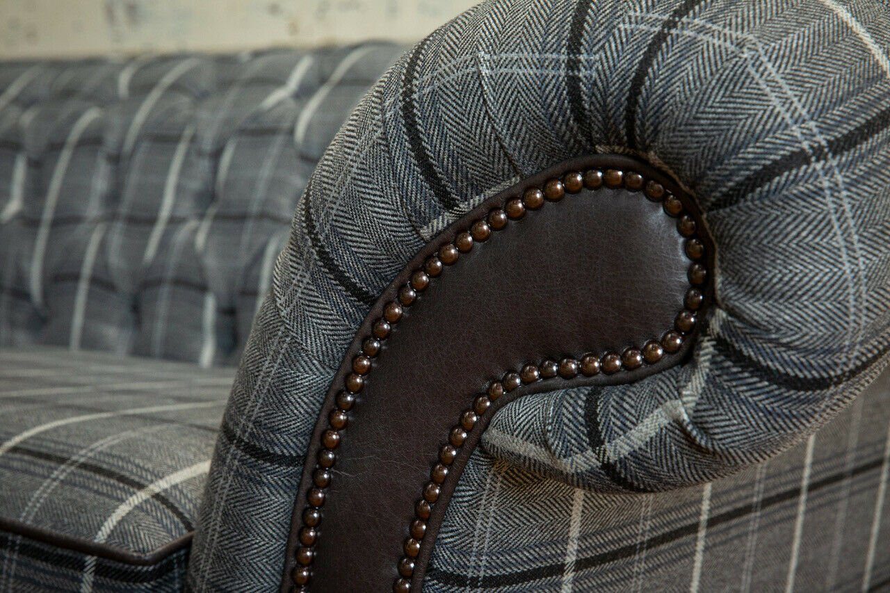 Chesterfield-Sofa Rückenlehne mit Grau Polster Knöpfen. Die Neu, Couch Sitzer Textil Chestrerfield 3 JVmoebel Leder Sofa