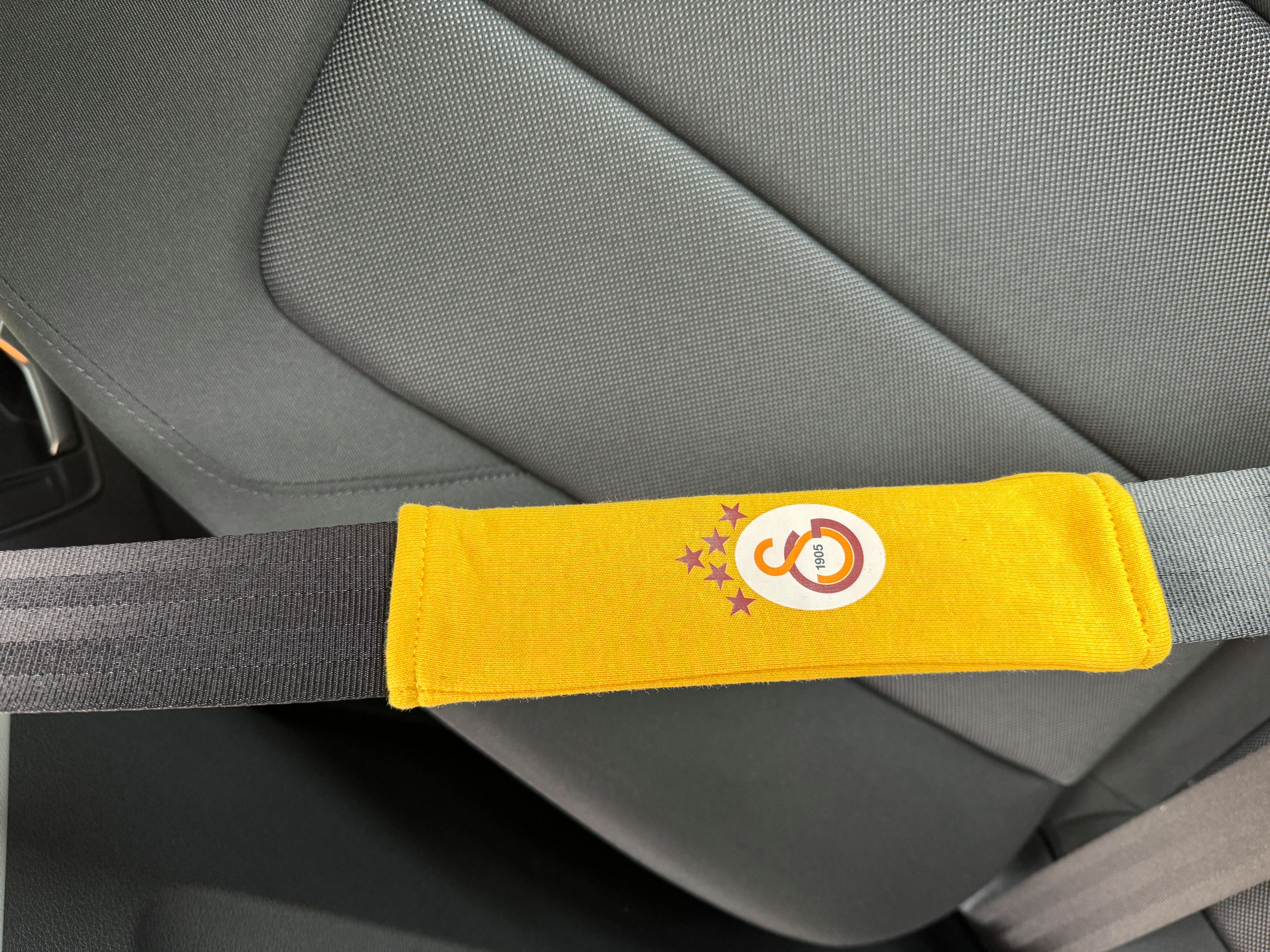 Stelby Gurtpolster Galatasaray Auto Schulterpolster für Sicherheitsgurt, (einzeln, 2er Set oder 4er Set, 2 St), weiche Polsterung, vielseitig einsetzbar