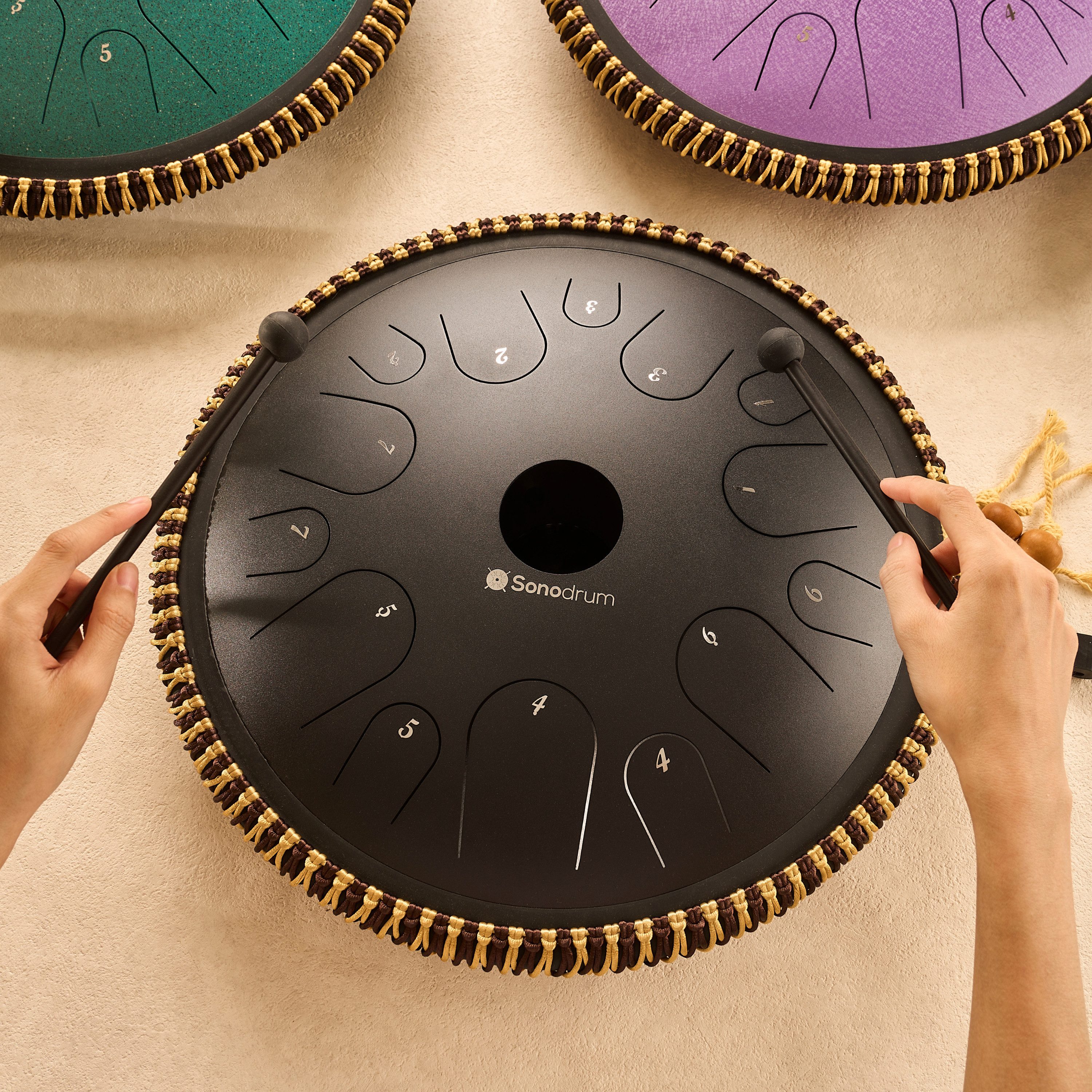 Sonodrum Steel Tongue Drum "Exclusive", C-Dur, 38 cm, 14 Zungen inkl. Liederbuch und Tragetasche