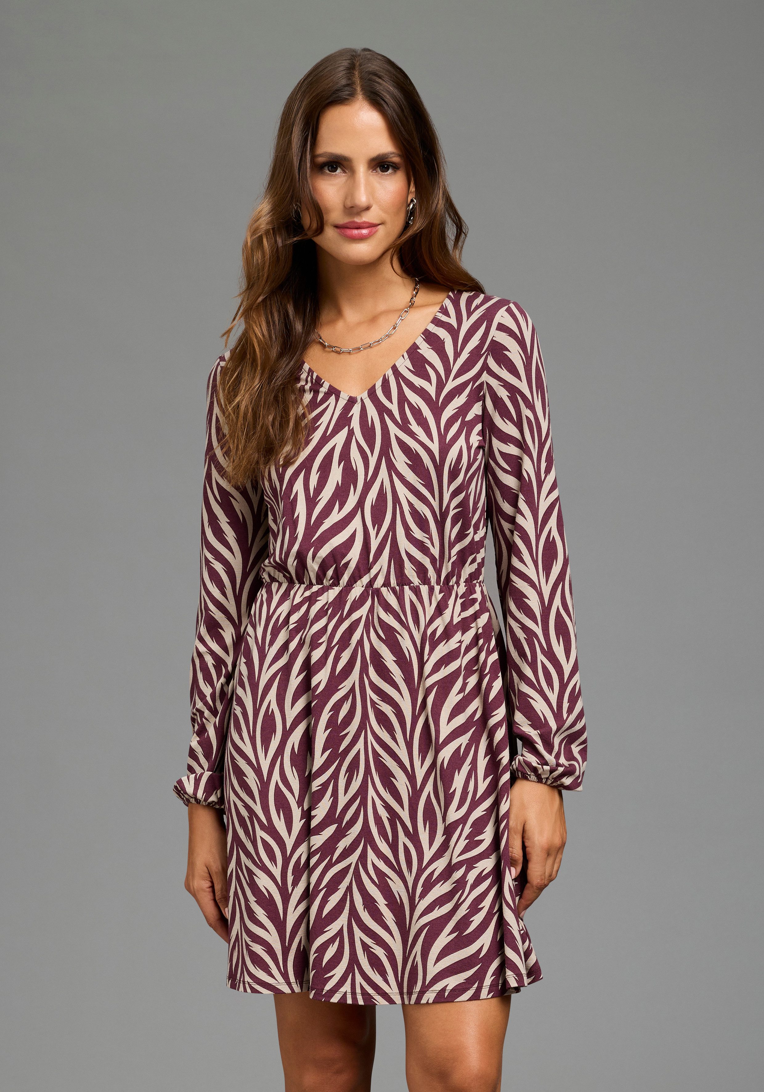 Laura Scott Jerseykleid mit V-Ausschnitt, figurbetonte Passform. € 49,99, (€ 49,99 pro 1 Stk).