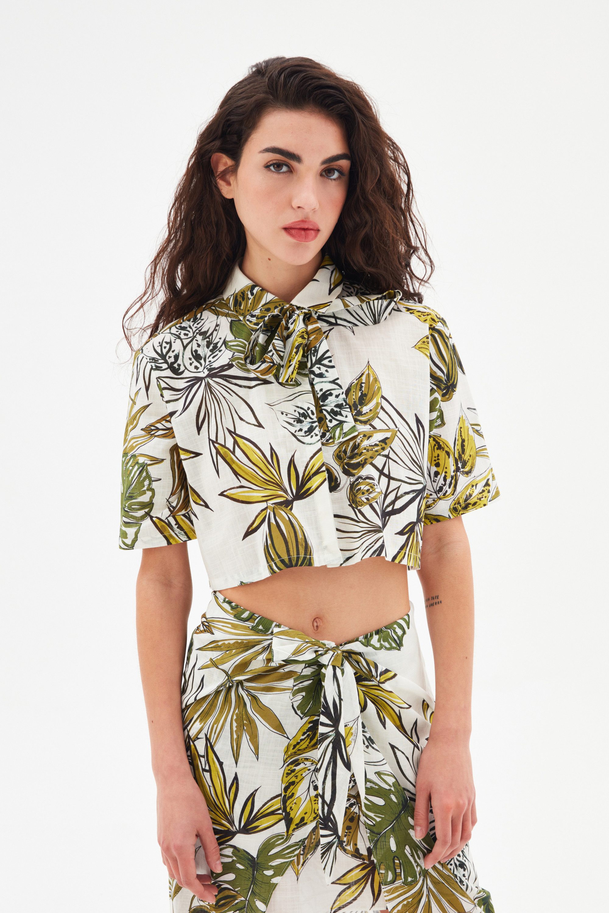 adL Kurzarmhemd Crop-Shirt mit Bindekragen und Muster
