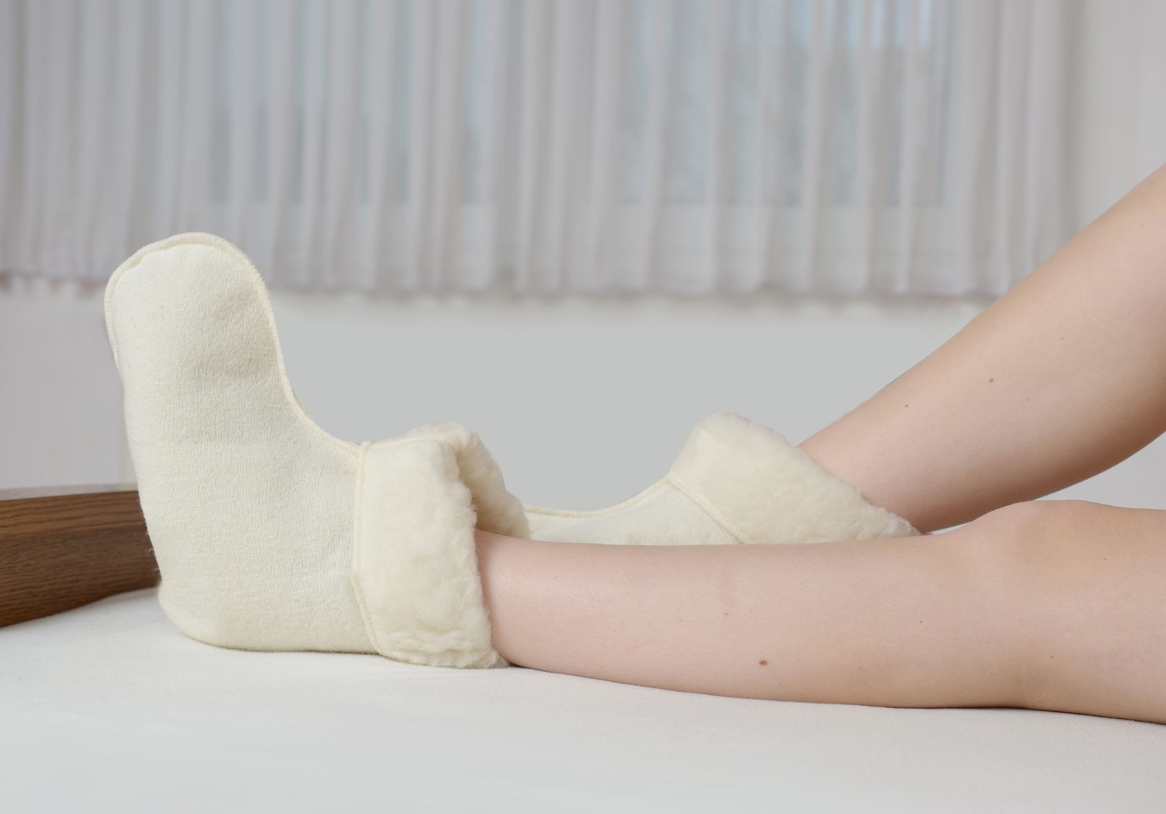 K. & N. Schurwolle Fußwärmer Schurwoll-Bettschuhe – Kuschelige Wärmespender für kalte Nächte S/M, 2-tlg., kuschlig warm