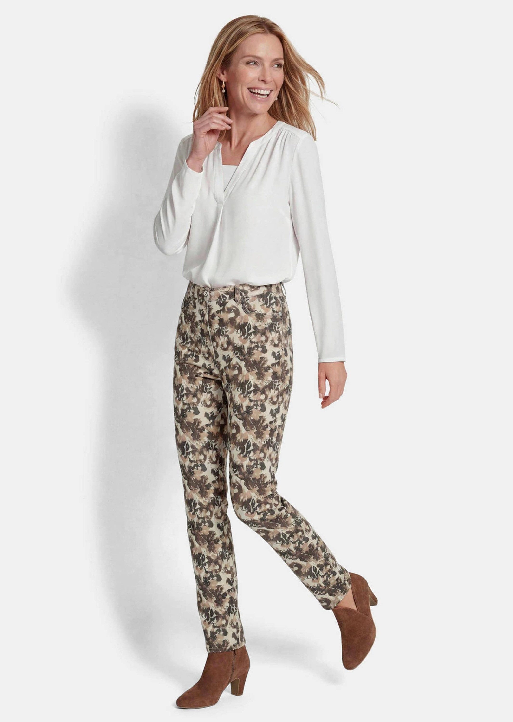 GOLDNER Stoffhose Druckhose LOUISA im Jeans-Look Schmale 5-Pocket-Hose aus Baumwollmix mit Formbund und Blätterprint