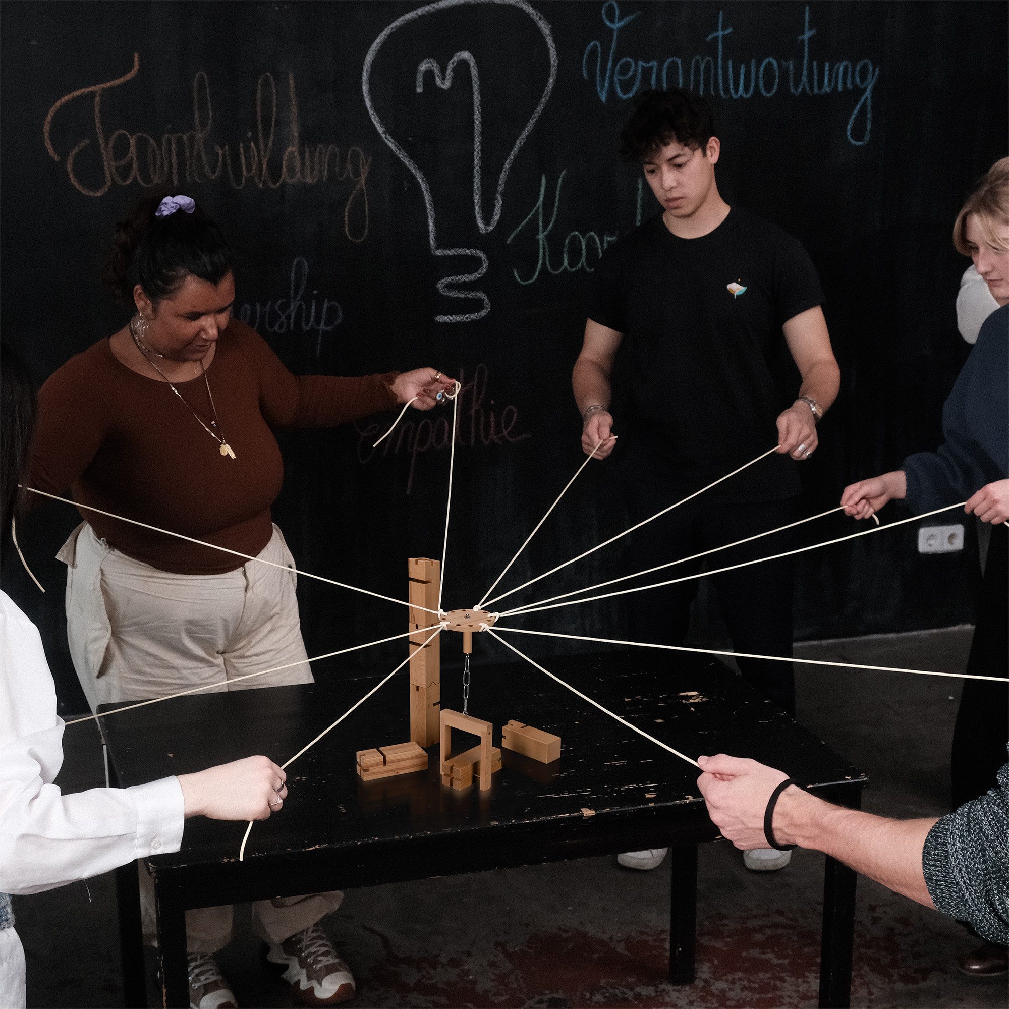 ideen.kollektiv Lernspielzeug Fröbelturm Plus – Premium Teambuilding Spiel für Fortgeschrittene, Fördert Kommunikation & Teamwork, für Gruppen und Events