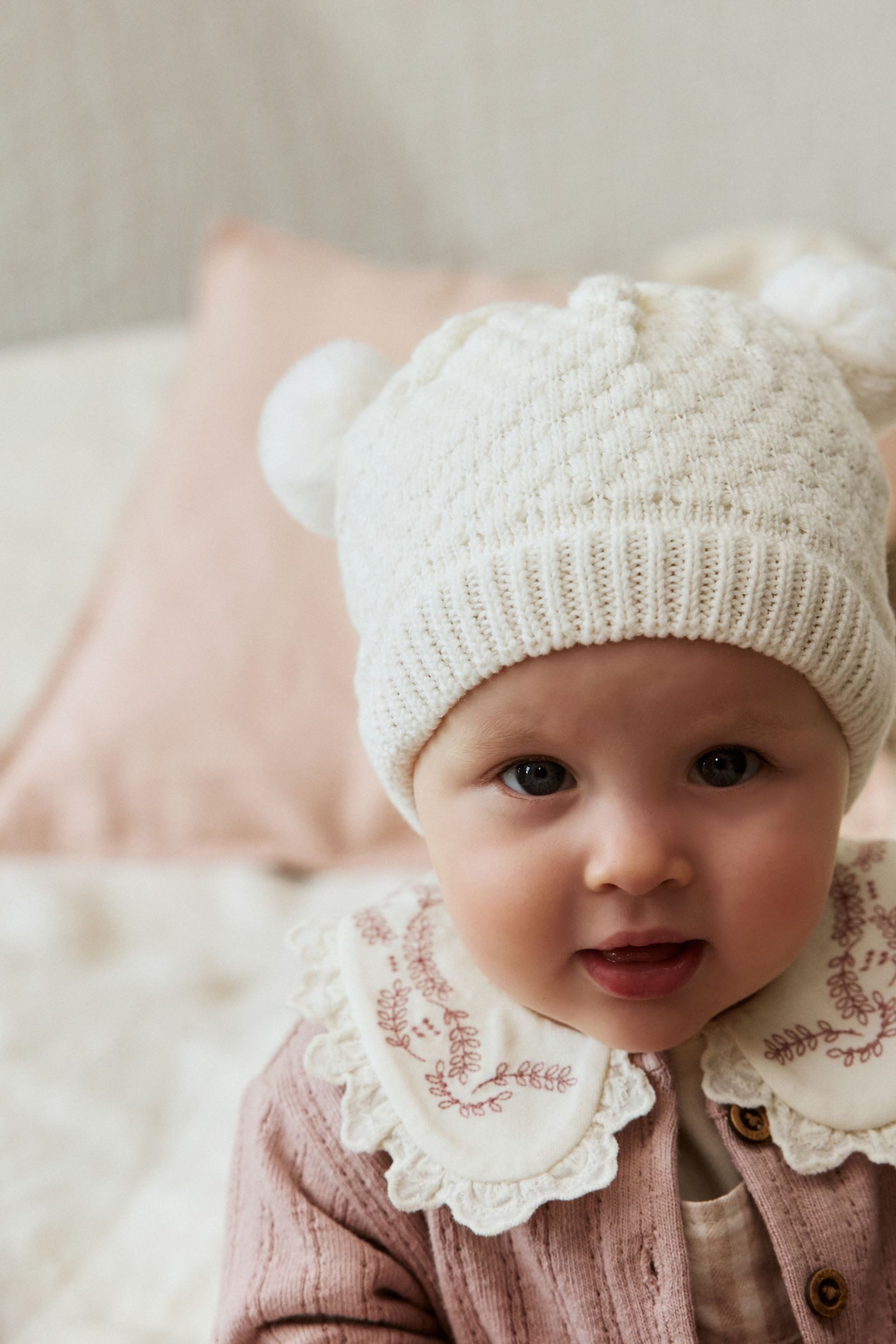 Next Bommelmütze Baby-Strickmütze mit zwei Bommeln (1-St)