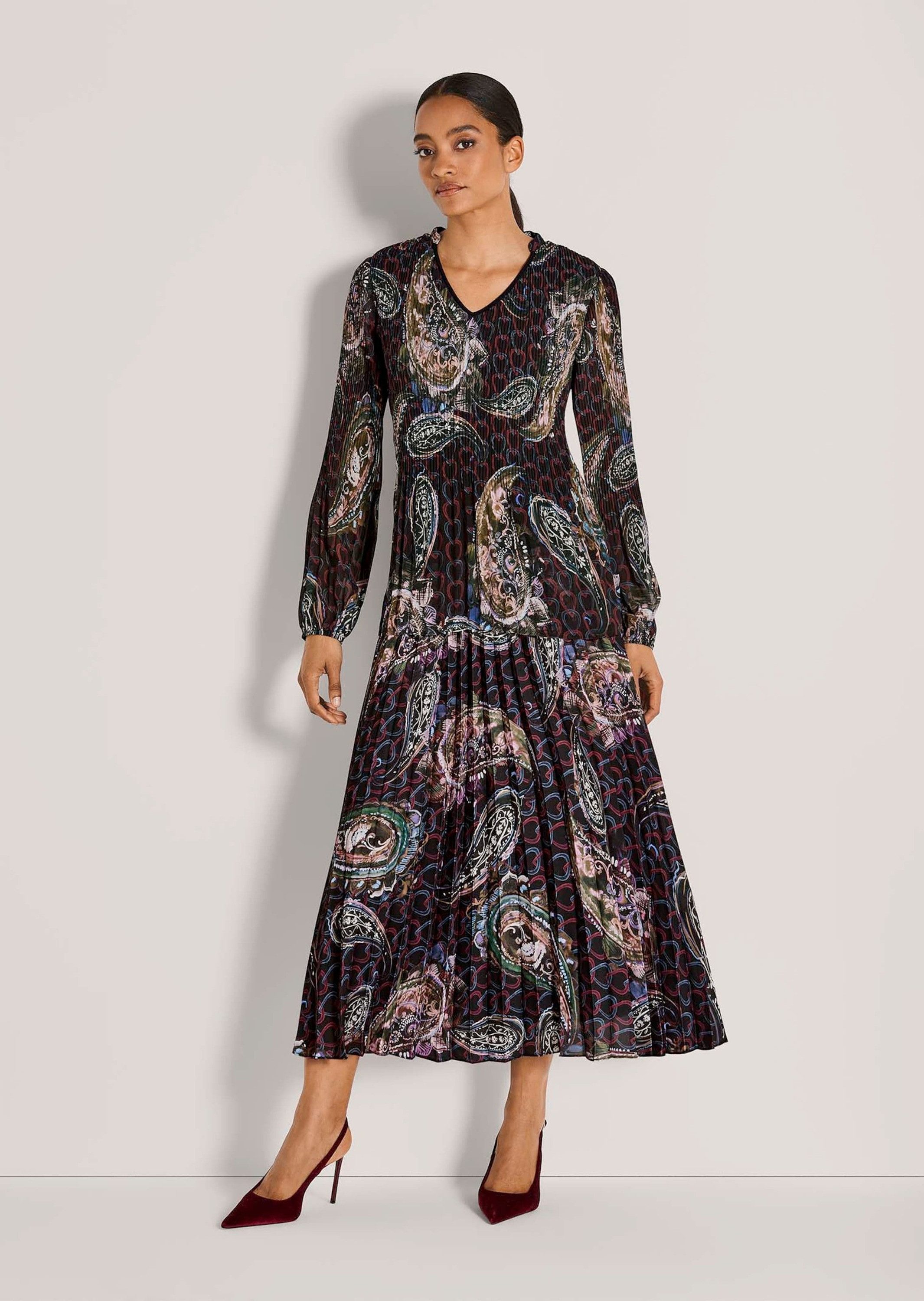 MADELEINE Langarmbluse Elegante Chiffon-Tunika mit V-Ausschnitt Plissierte Tunika mit Paisley-Muster und Halbarm