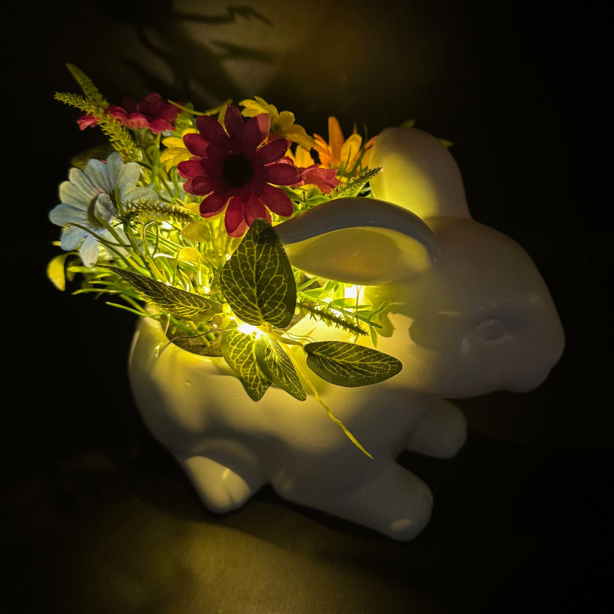 Online-Fuchs LED-Dekofigur Hase mit künstlichen Blumen und LED-Lichterkette (Timer) bestückt (10 warmweiße LEDs, Deko zu Ostern, Frühling & Sommer), inklusive praktischer 6-Stunden Timerfunktion