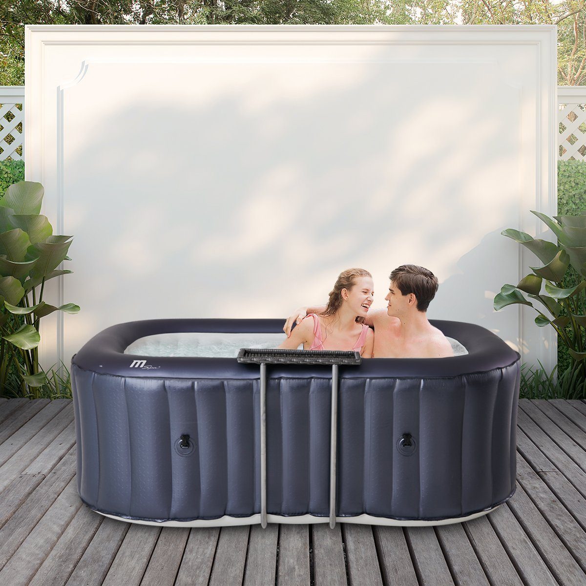 mSpa Whirlpool aufblasbar Urban Nest U-NE021 für 2 Personen mit Rattan-Tisch, (Outdoor Indoor Luxus Garten Pool - inkl. Wärmeschutzabdeckung - UV-C Filter - 40 ° C Schnellheizsystem - Winterfest, 5-tlg., Sitzpolster - 6-Schicht-PVC - LED Fernbedienung - Selbstaufblasbar), Pool Viereckig - Ozongenerator - 104 Luftdüsen