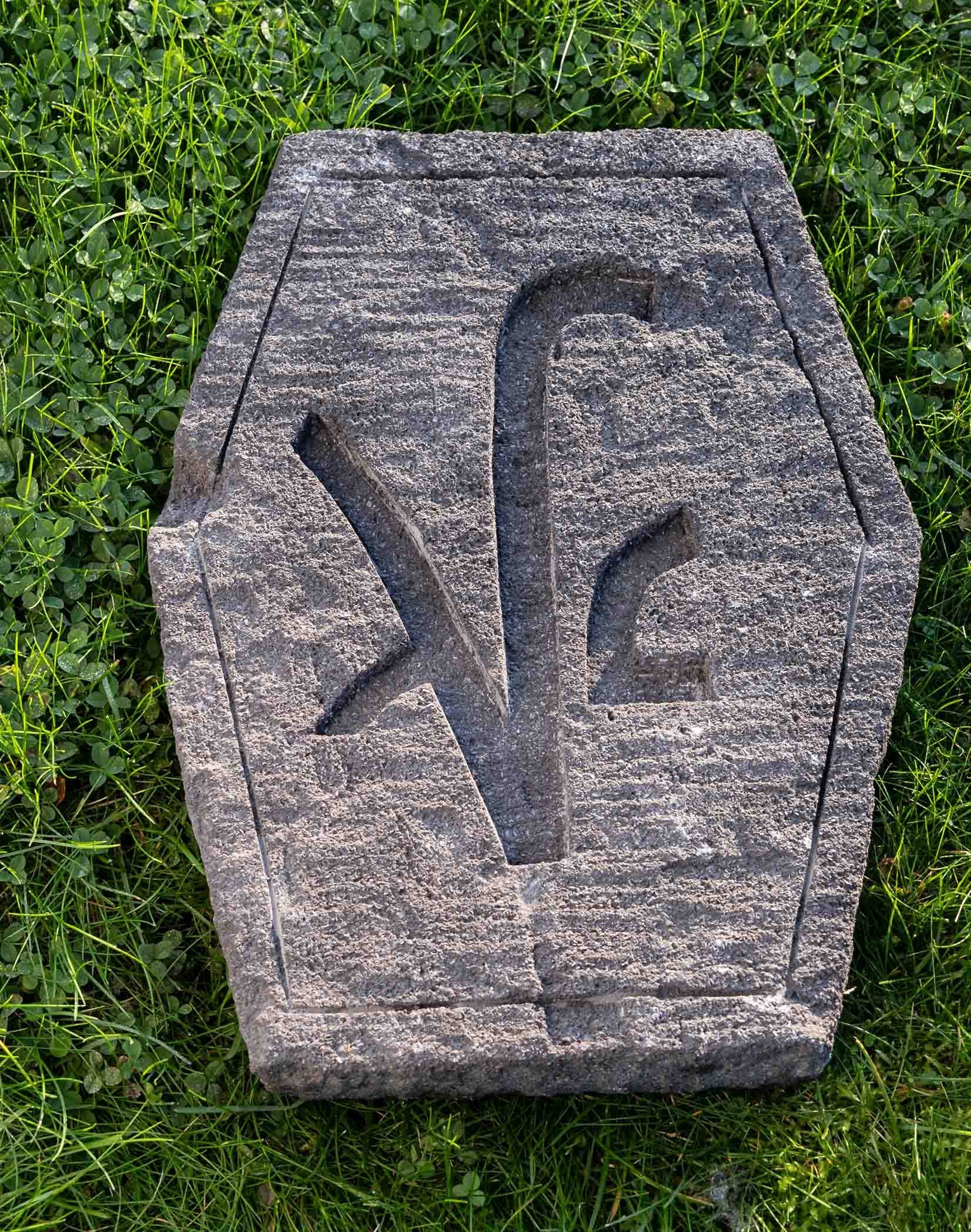 IDYL Trittsteine Trittsteine aus Lavastein mit 10 verschiedenen Schriftzeichen, Maße: 30x40 cm, Höhe: 6 cm, Lavastein – ein Naturprodukt mit leichten Einschüssen – witterungsbeständig gegen Frost, Regen und UV-Strahlung.