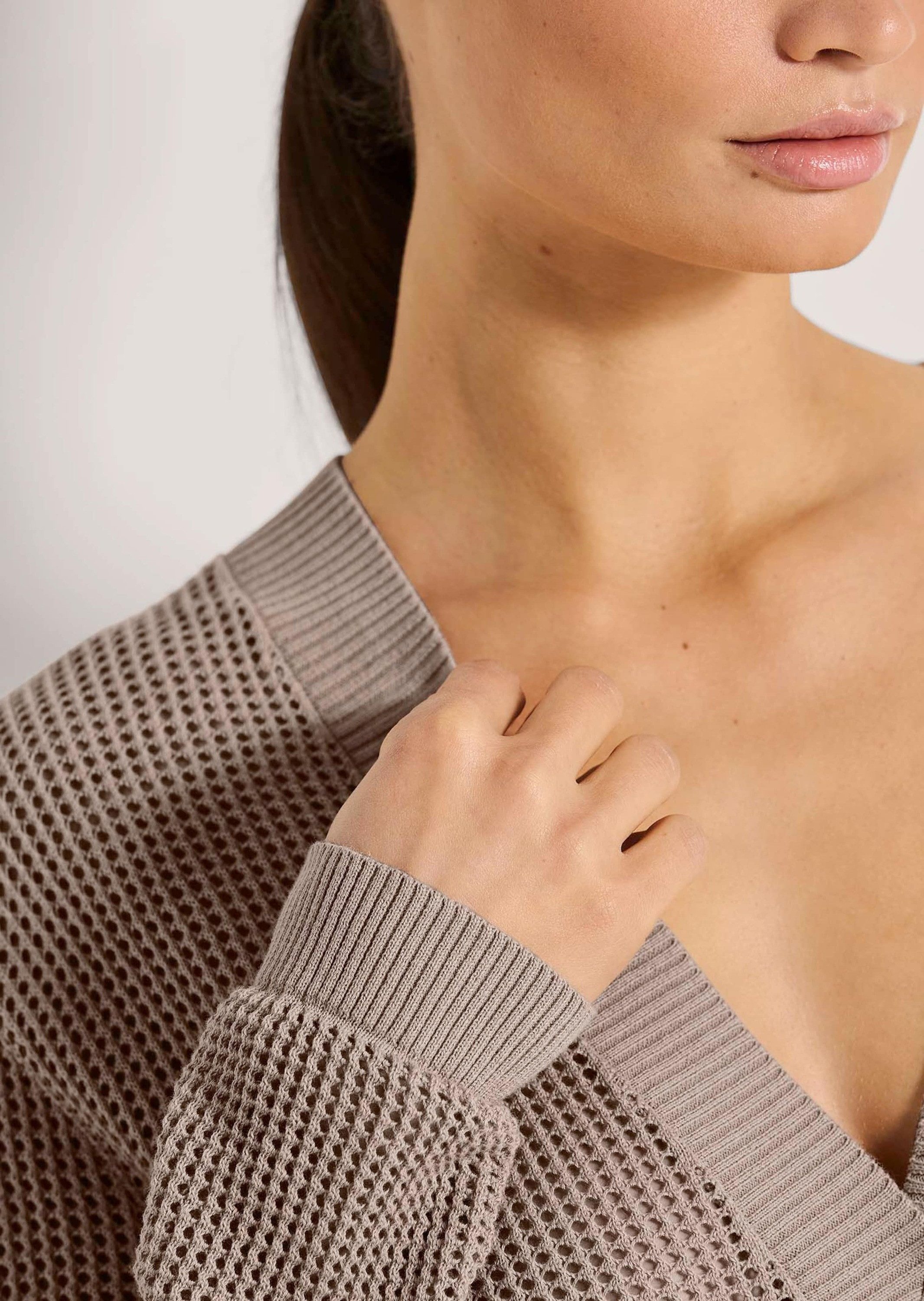 MADELEINE Strickjacke Kurze Ajour-Strickjacke mit Knöpfen Uni-Design mit femininem V-Ausschnitt und Knopfverschluss – Bild 4 von 5
