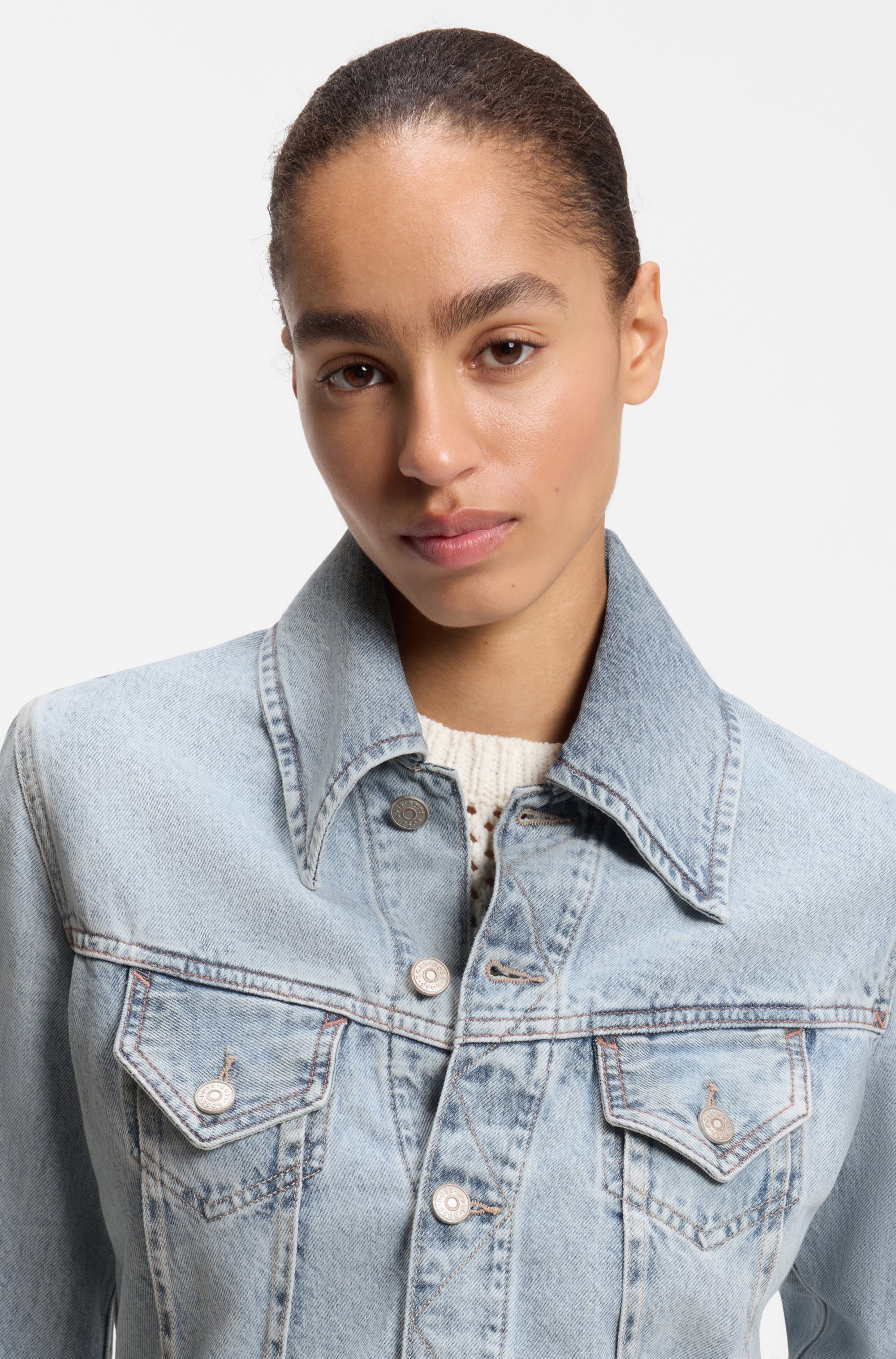 BOSS ORANGE Jeansjacke TRUCKER JKT Premium Damenmode aus Baumwoll-Denim, Slim Fit – Bild 2 von 5