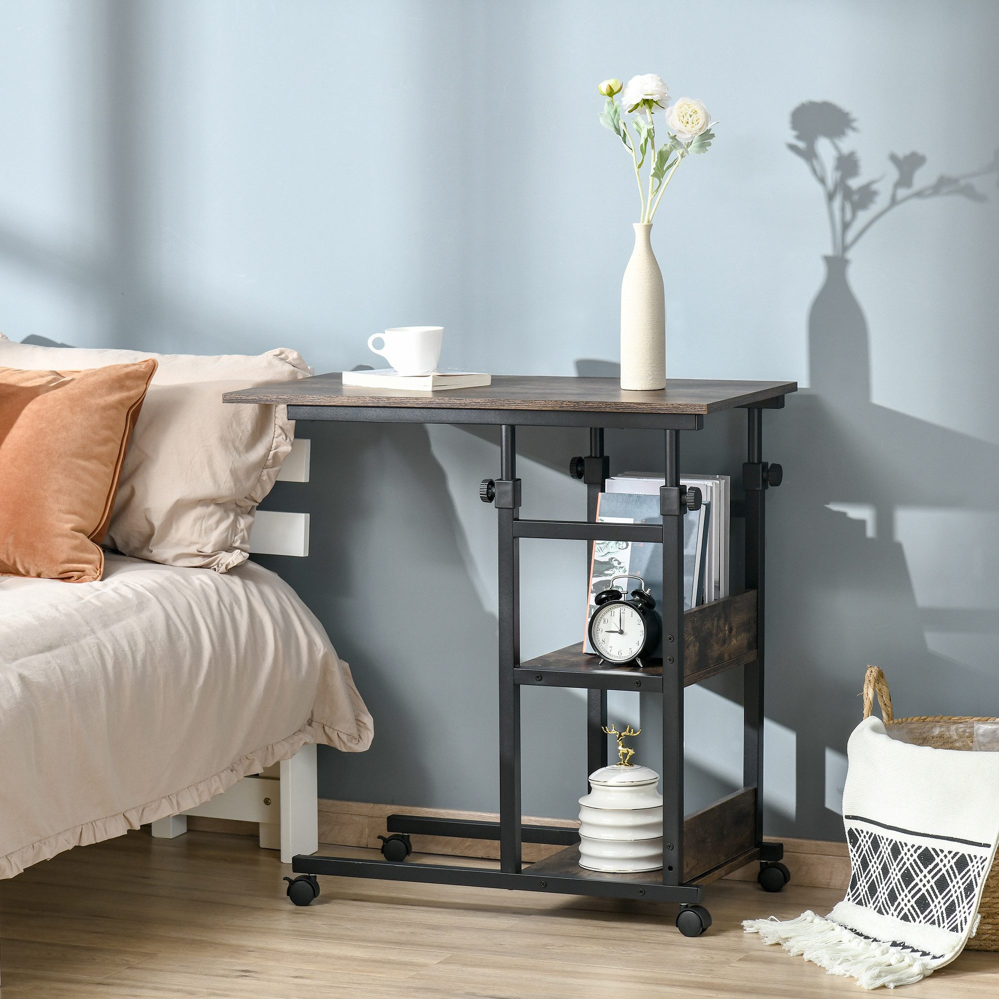 HOMCOM Beistelltisch Couchtisch mit Rollen, Schreibtisch mit 2 unteren Regalen, Sofatisch (Laptoptisch, 1-St., Betttisch), für Esszimmer Wohnzimmer, Metall, Braun, 80x40x72-82 cm