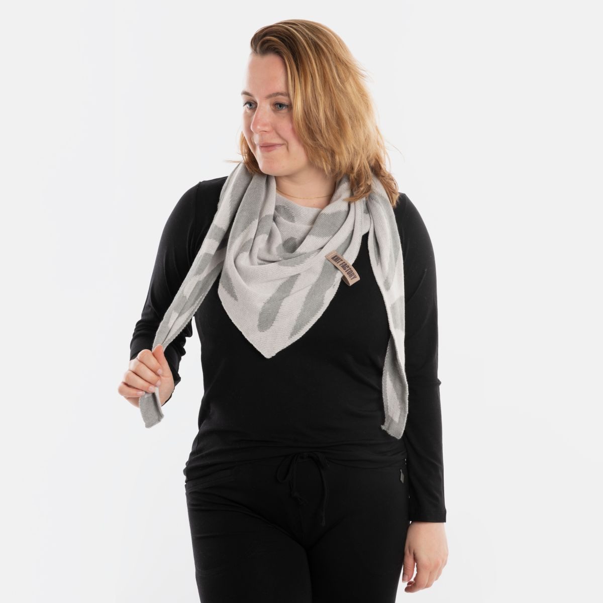 Knit Factory Strickschal Leaf Dreieckstuch Bright Grey/Grau, (1-St), Schal Halstuch Dreiecksschal Tuch Strickmode