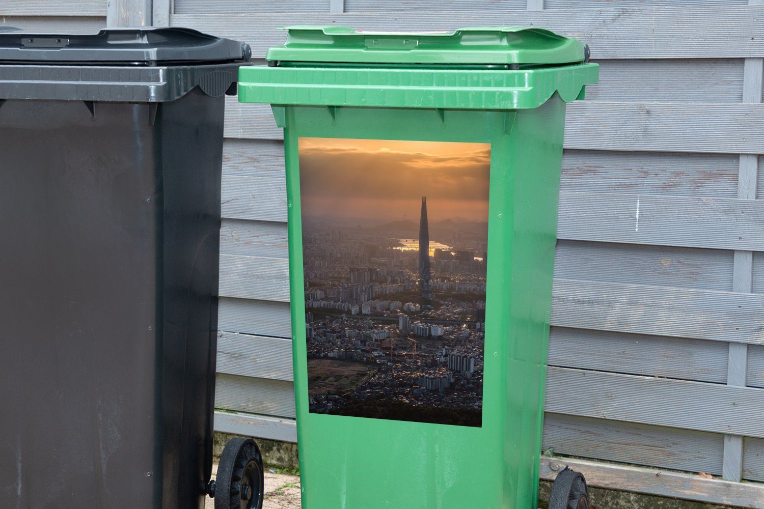MuchoWow Wandsticker Eine Mülltonne, des (1 in Abend Container, Lotte Sticker, Südkorea Tower Mülleimer-aufkleber, Luftaufnahme Abfalbehälter am World St)