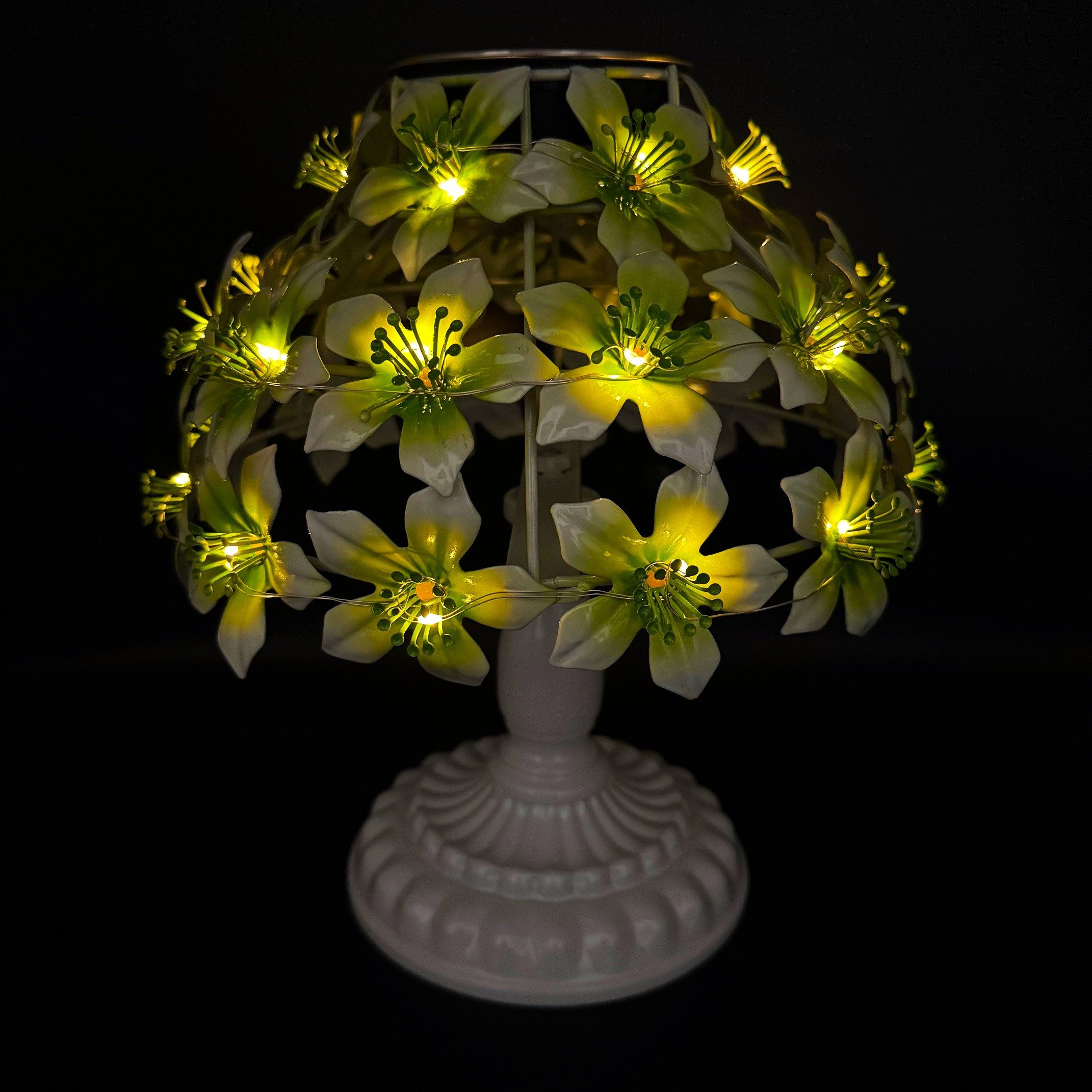 Online-Fuchs LED Außen-Tischleuchte - Solar Tischlampe kabellos mit 31 Hibiskusblüten - Outdoor, LED-Lichterkette integriert, warmweiß, Gartendeko für Terrasse oder Balkon