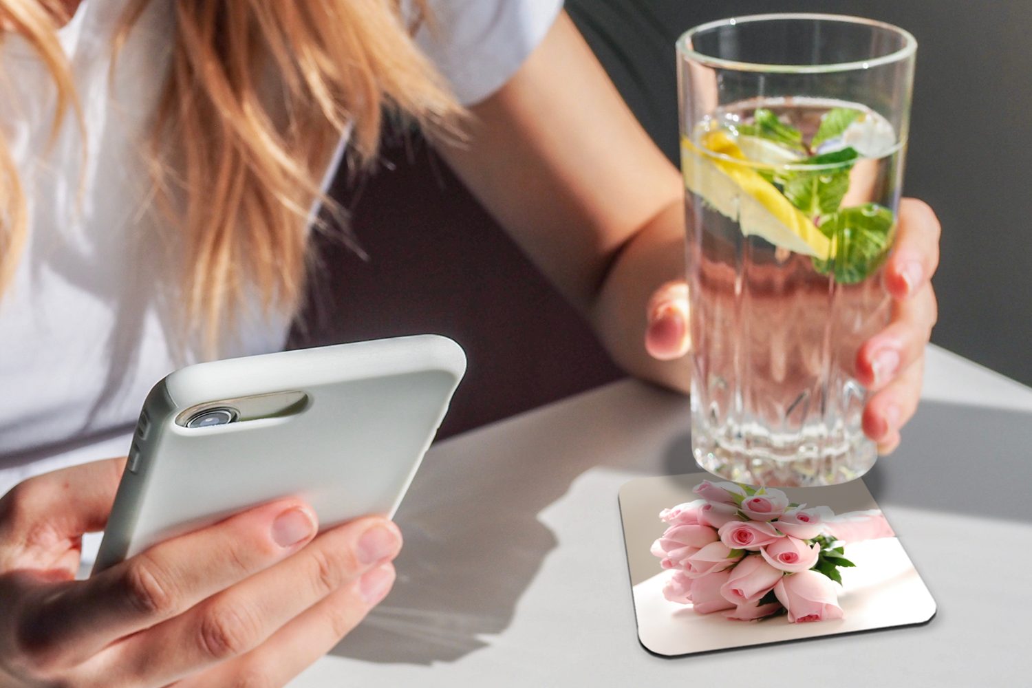 MuchoWow Glasuntersetzer Ein weißen Tasse auf rosa Blumenstrauß 6-tlg., Tisch, aus Zubehör für einem Gläser, Rosen Untersetzer, Tischuntersetzer, Korkuntersetzer, Glasuntersetzer