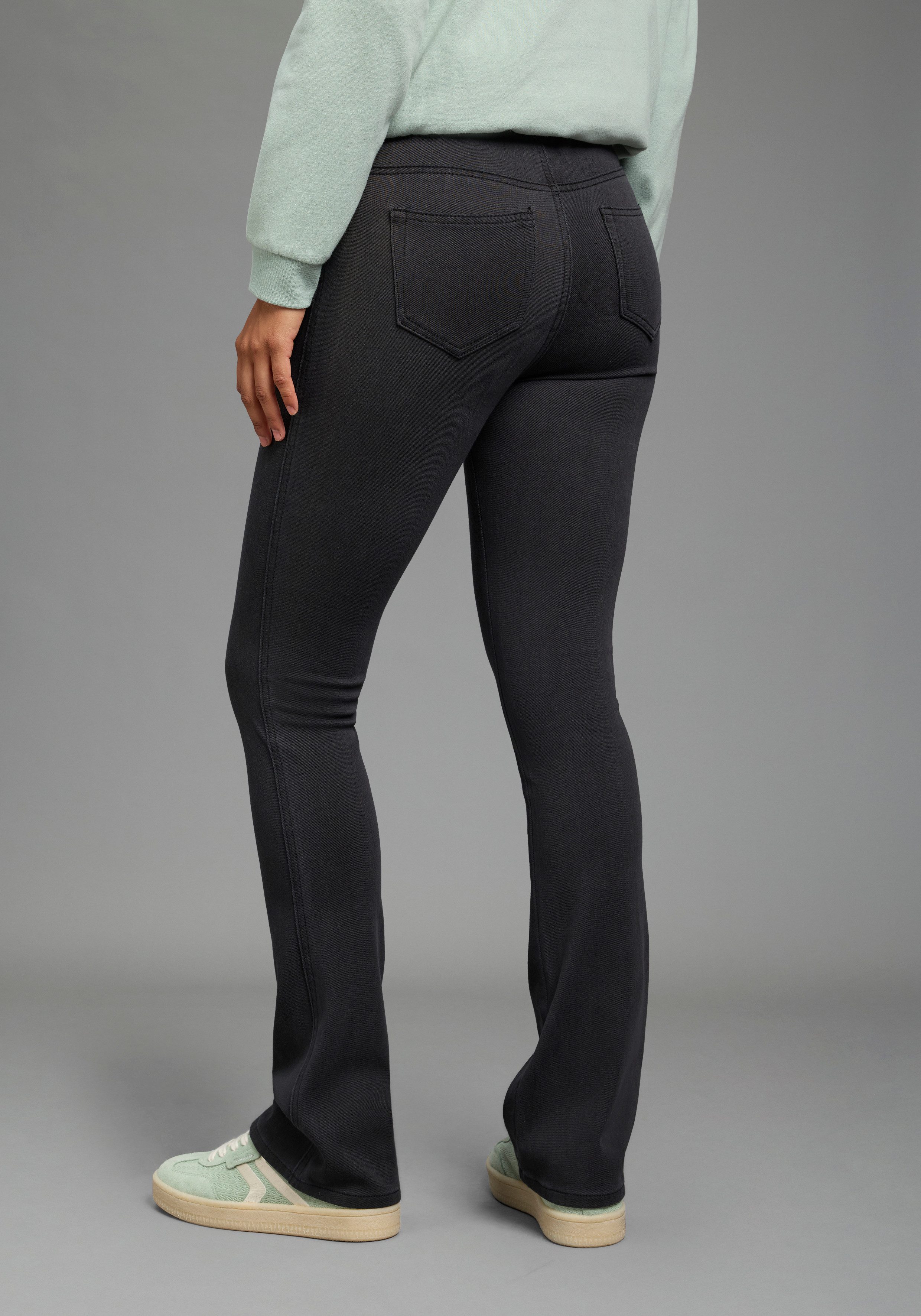 Arizona Jeansjeggings im 4 Way Stretch, Quer- und Längselastisch, Bootcut sehr schmale Passform, Bootcut-Beinform, normale Leibhöhe