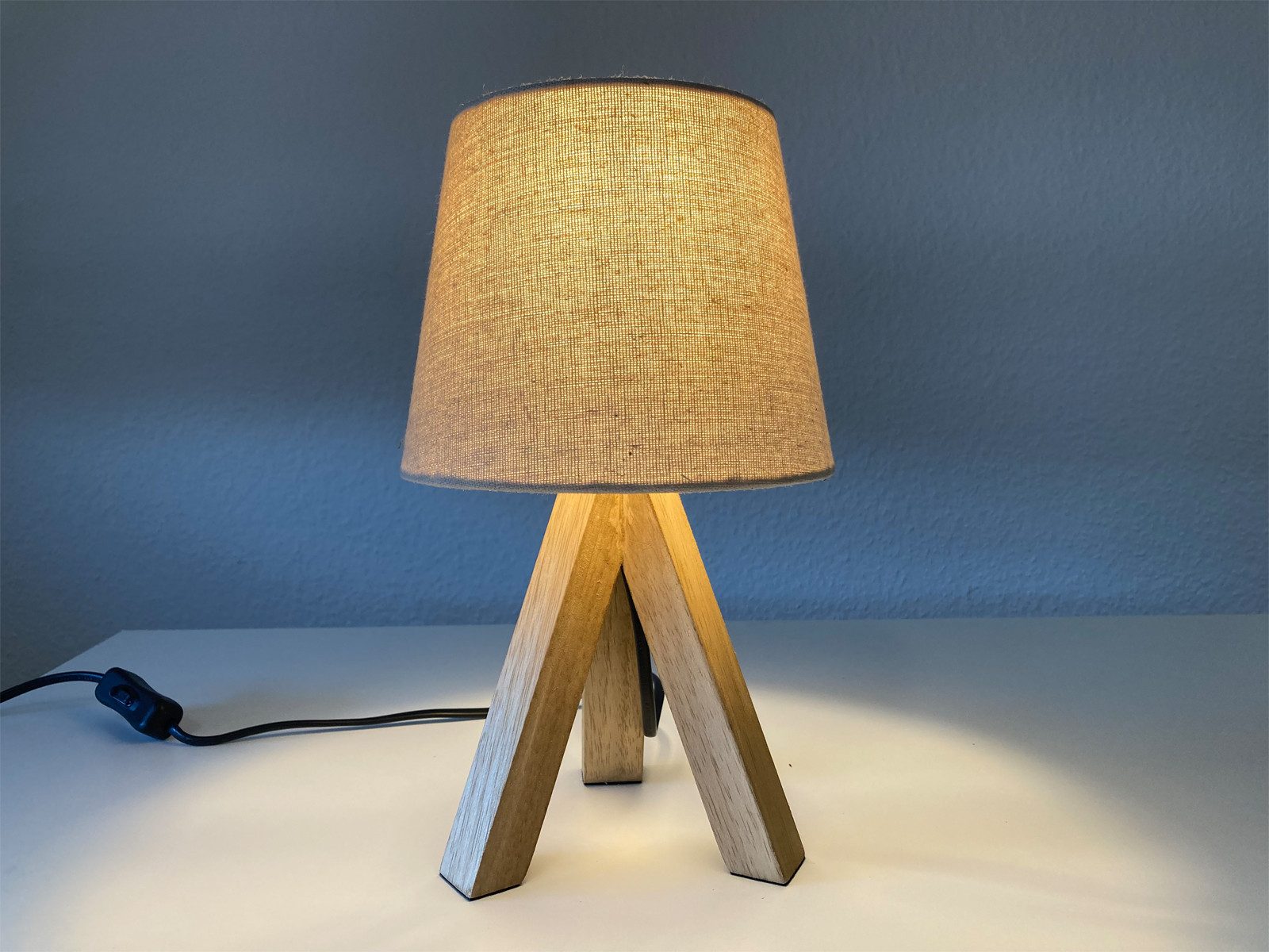 meineWunschleuchte Nachttischlampe, ohne Leuchtmittel, klein-e Skandi mit Holz-fuß Dreibein, Lampen-schirm Creme, Höhe 27cm